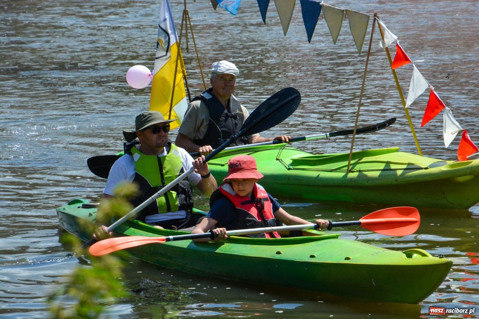 Zdjęcie w galerii na portalu naszraciborz.pl: Pływadła 2025 wypłynęły spod raciborskiego zamku. Viadrus i Chrobry symbolami Odry oraz I Misteria Piastorum na zamku wiadomości z regionu