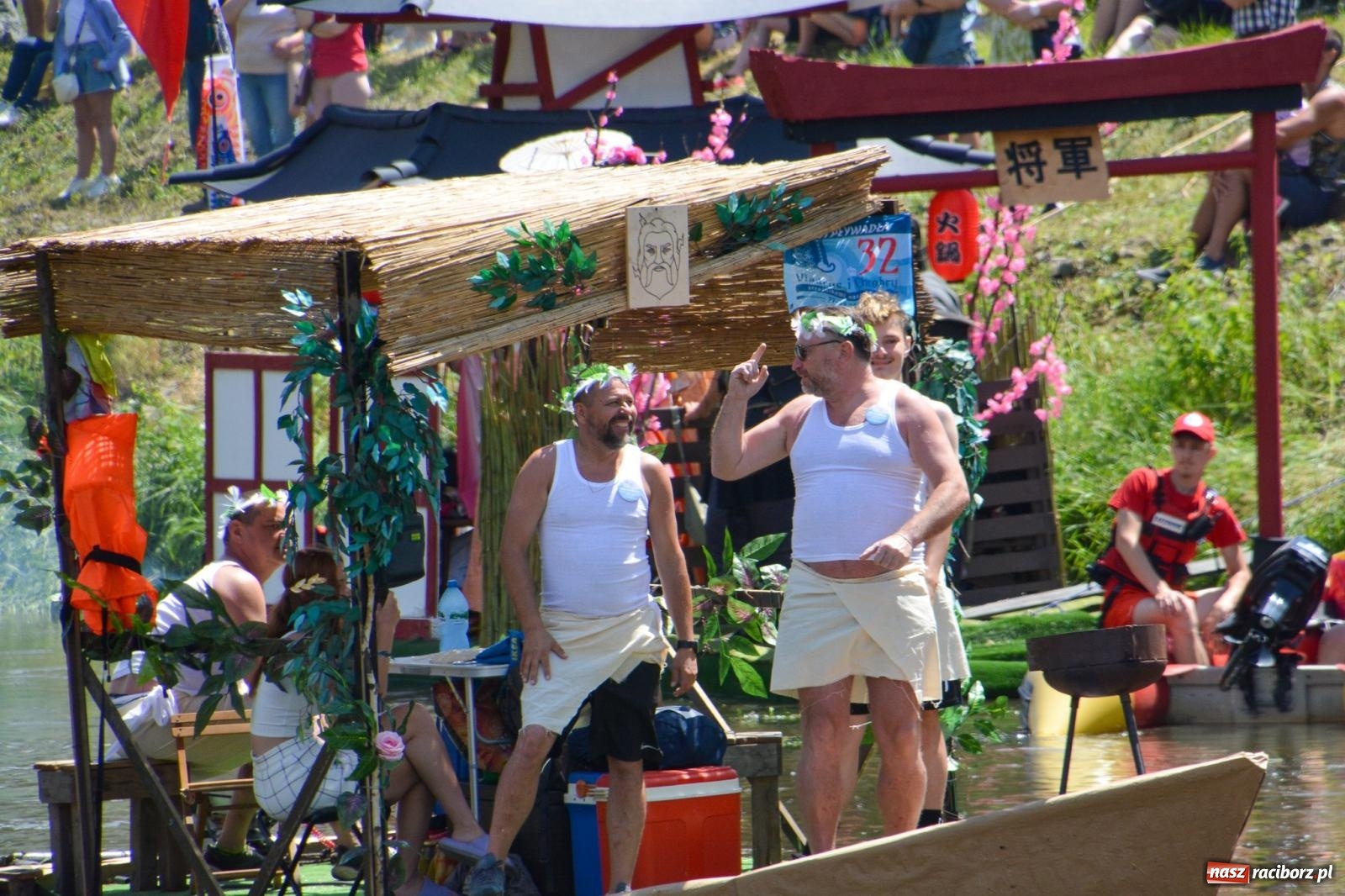 Zdjęcie w galerii na portalu naszraciborz.pl: Pływadła 2025 wypłynęły spod raciborskiego zamku. Viadrus i Chrobry symbolami Odry oraz I Misteria Piastorum na zamku wiadomości z regionu