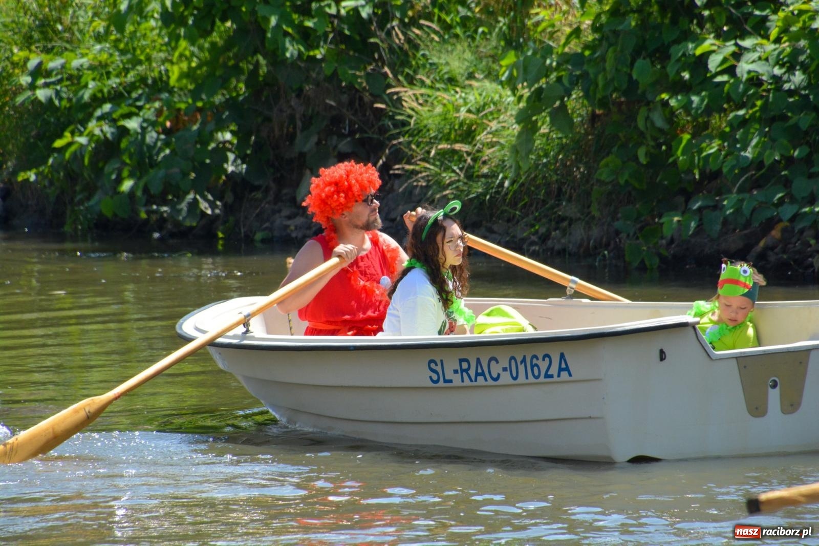 Zdjęcie w galerii na portalu naszraciborz.pl: Pływadła 2025 wypłynęły spod raciborskiego zamku. Viadrus i Chrobry symbolami Odry oraz I Misteria Piastorum na zamku wiadomości z regionu