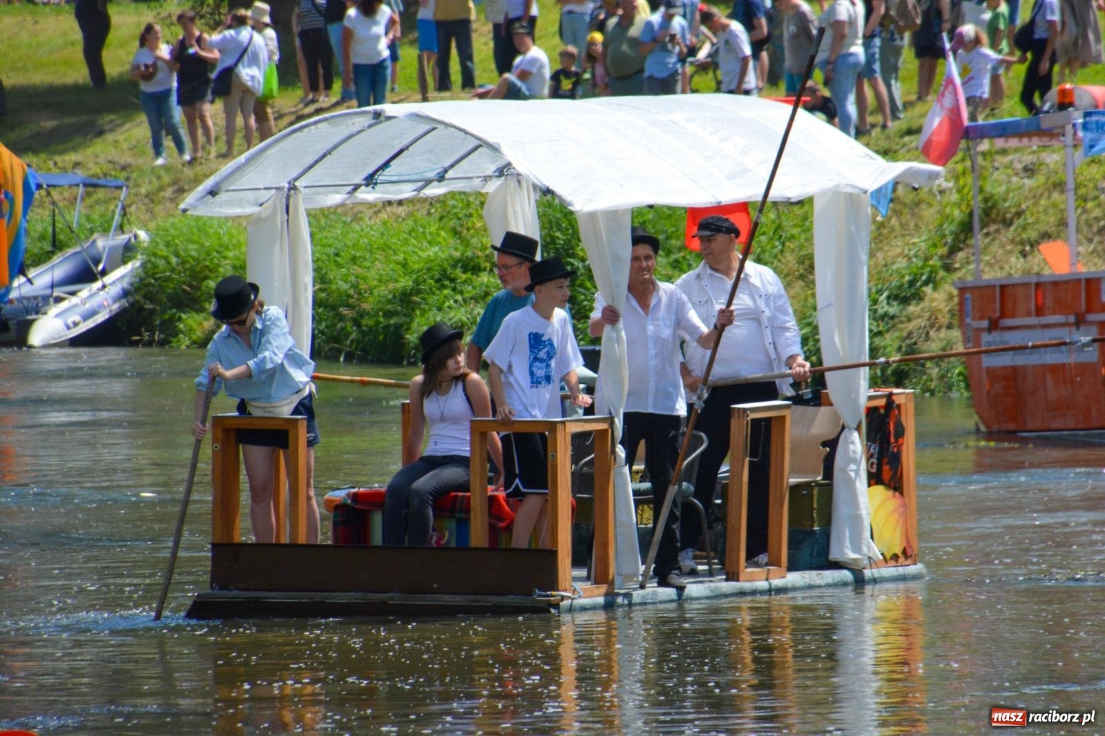 Zdjęcie w galerii na portalu naszraciborz.pl: Pływadła 2025 wypłynęły spod raciborskiego zamku. Viadrus i Chrobry symbolami Odry oraz I Misteria Piastorum na zamku wiadomości z regionu