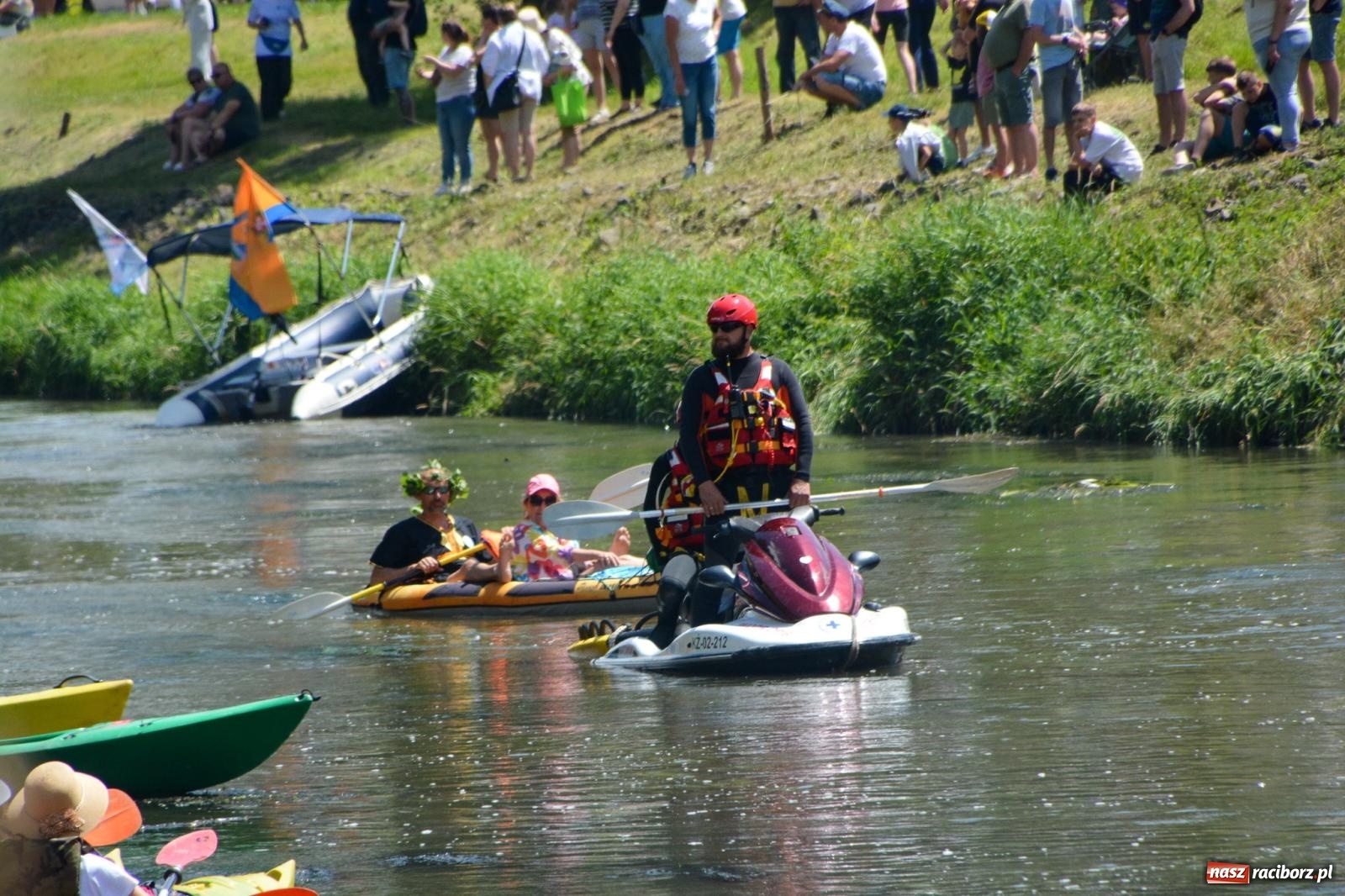 Zdjęcie w galerii na portalu naszraciborz.pl: Pływadła 2025 wypłynęły spod raciborskiego zamku. Viadrus i Chrobry symbolami Odry oraz I Misteria Piastorum na zamku wiadomości z regionu