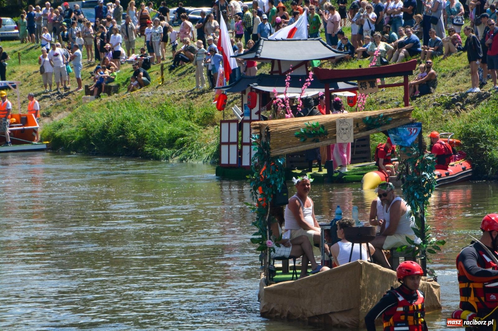 Zdjęcie w galerii na portalu naszraciborz.pl: Pływadła 2025 wypłynęły spod raciborskiego zamku. Viadrus i Chrobry symbolami Odry oraz I Misteria Piastorum na zamku wiadomości z regionu