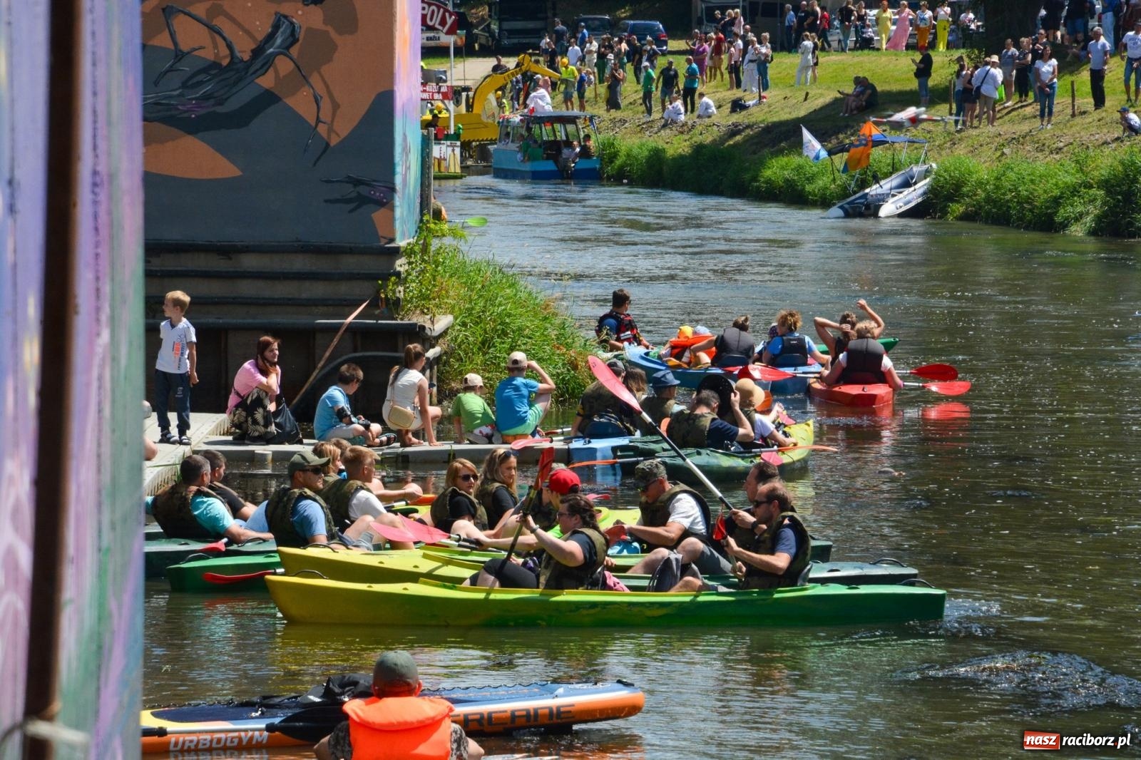 Zdjęcie w galerii na portalu naszraciborz.pl: Pływadła 2025 wypłynęły spod raciborskiego zamku. Viadrus i Chrobry symbolami Odry oraz I Misteria Piastorum na zamku wiadomości z regionu