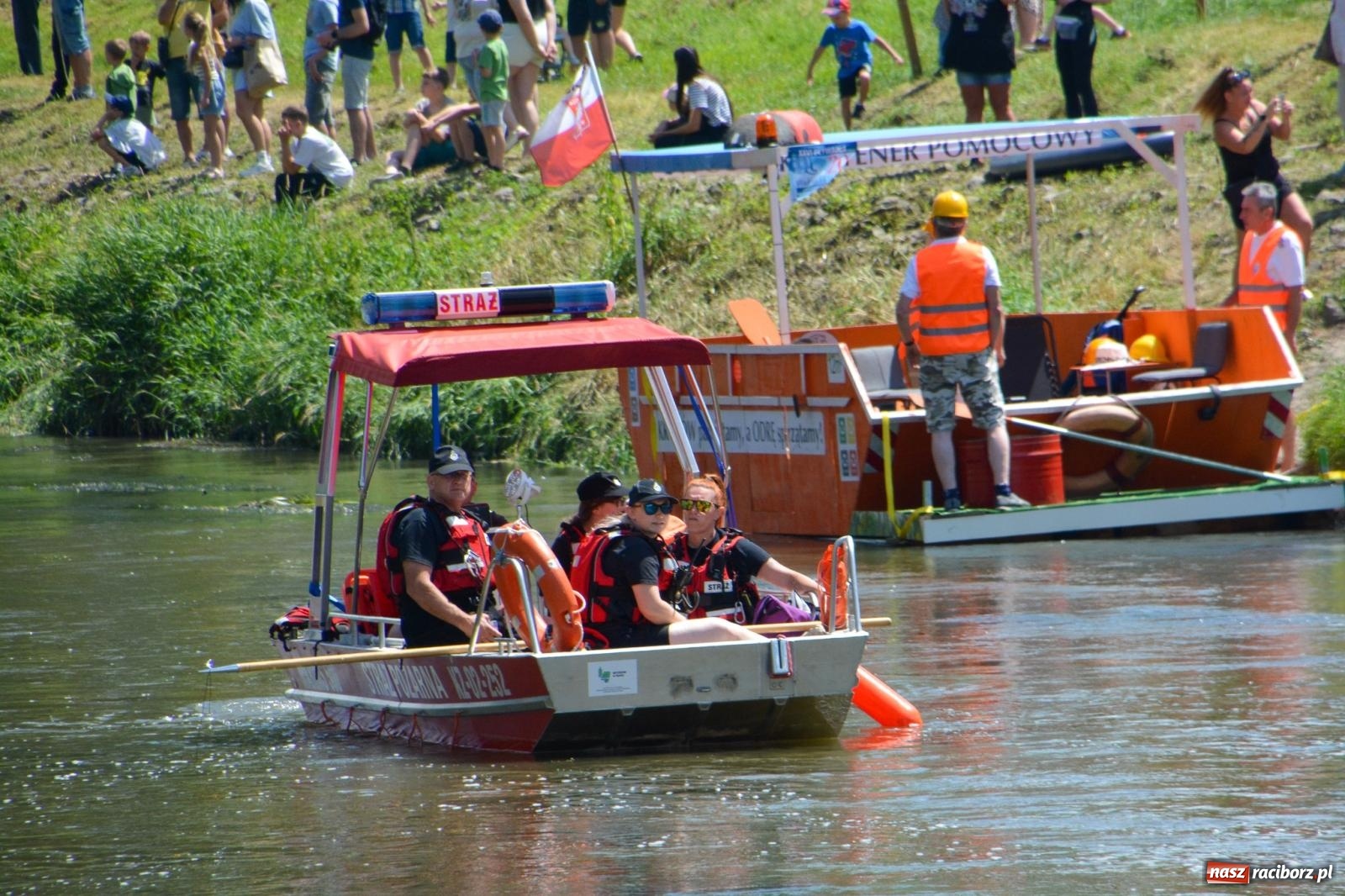 Zdjęcie w galerii na portalu naszraciborz.pl: Pływadła 2025 wypłynęły spod raciborskiego zamku. Viadrus i Chrobry symbolami Odry oraz I Misteria Piastorum na zamku wiadomości z regionu