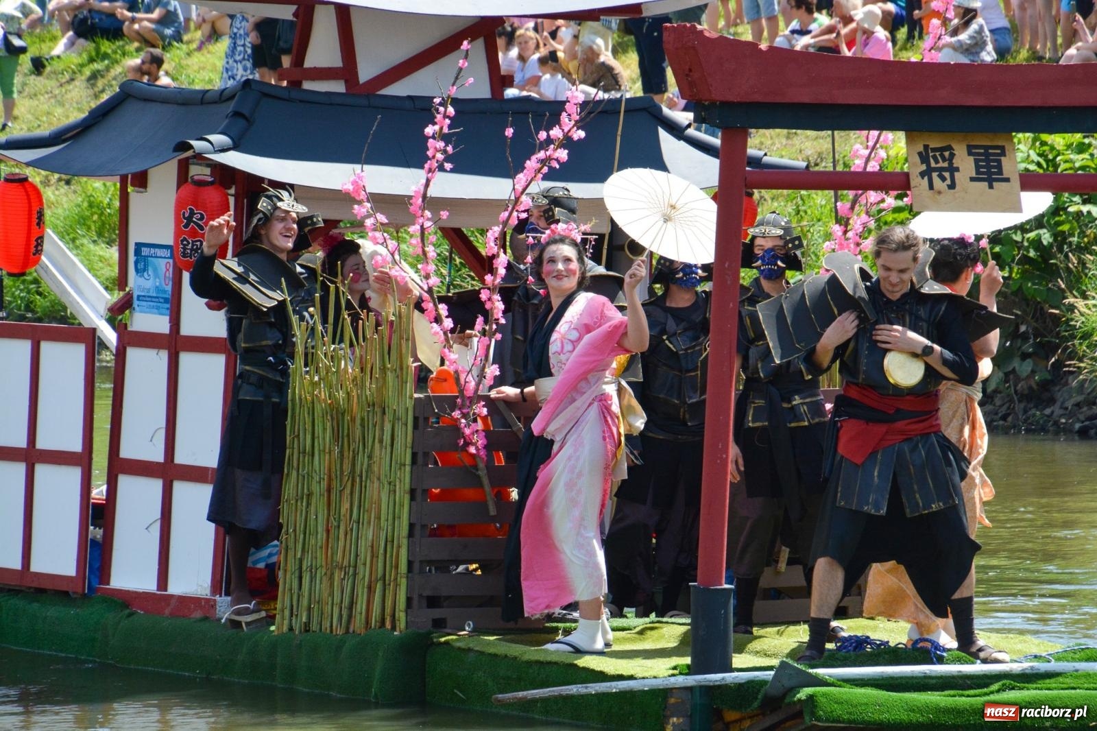 Zdjęcie w galerii na portalu naszraciborz.pl: Pływadła 2025 wypłynęły spod raciborskiego zamku. Viadrus i Chrobry symbolami Odry oraz I Misteria Piastorum na zamku wiadomości z regionu