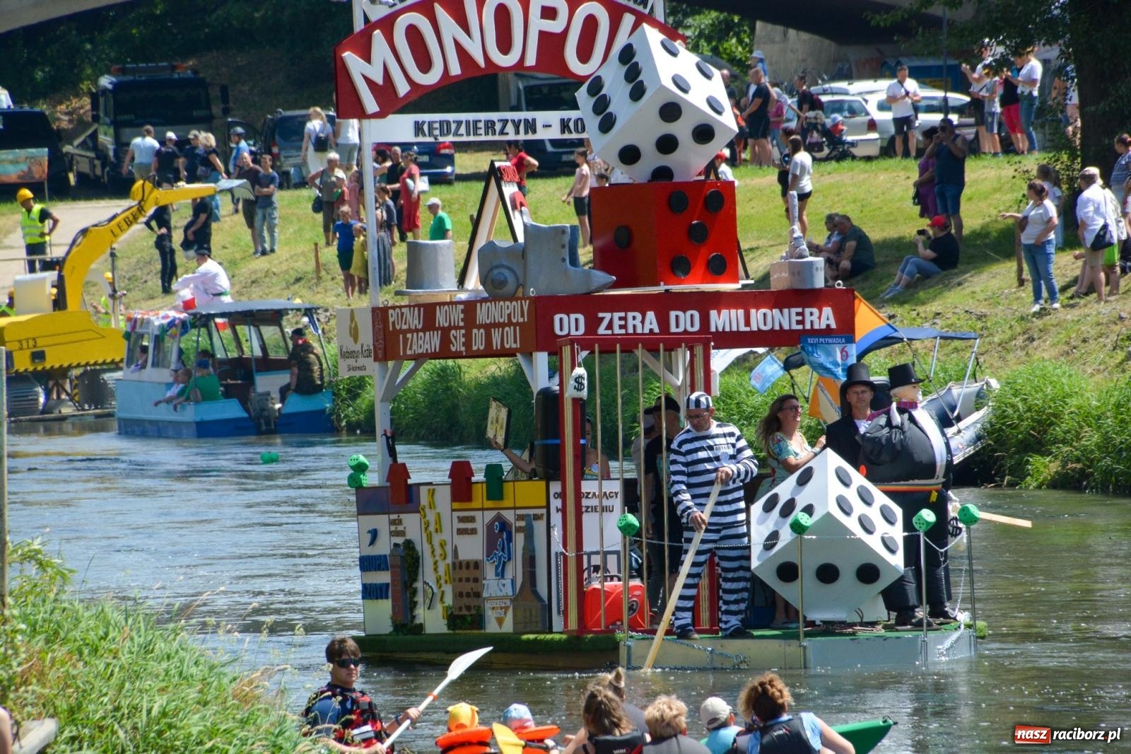 Zdjęcie w galerii na portalu naszraciborz.pl: Pływadła 2025 wypłynęły spod raciborskiego zamku. Viadrus i Chrobry symbolami Odry oraz I Misteria Piastorum na zamku wiadomości z regionu