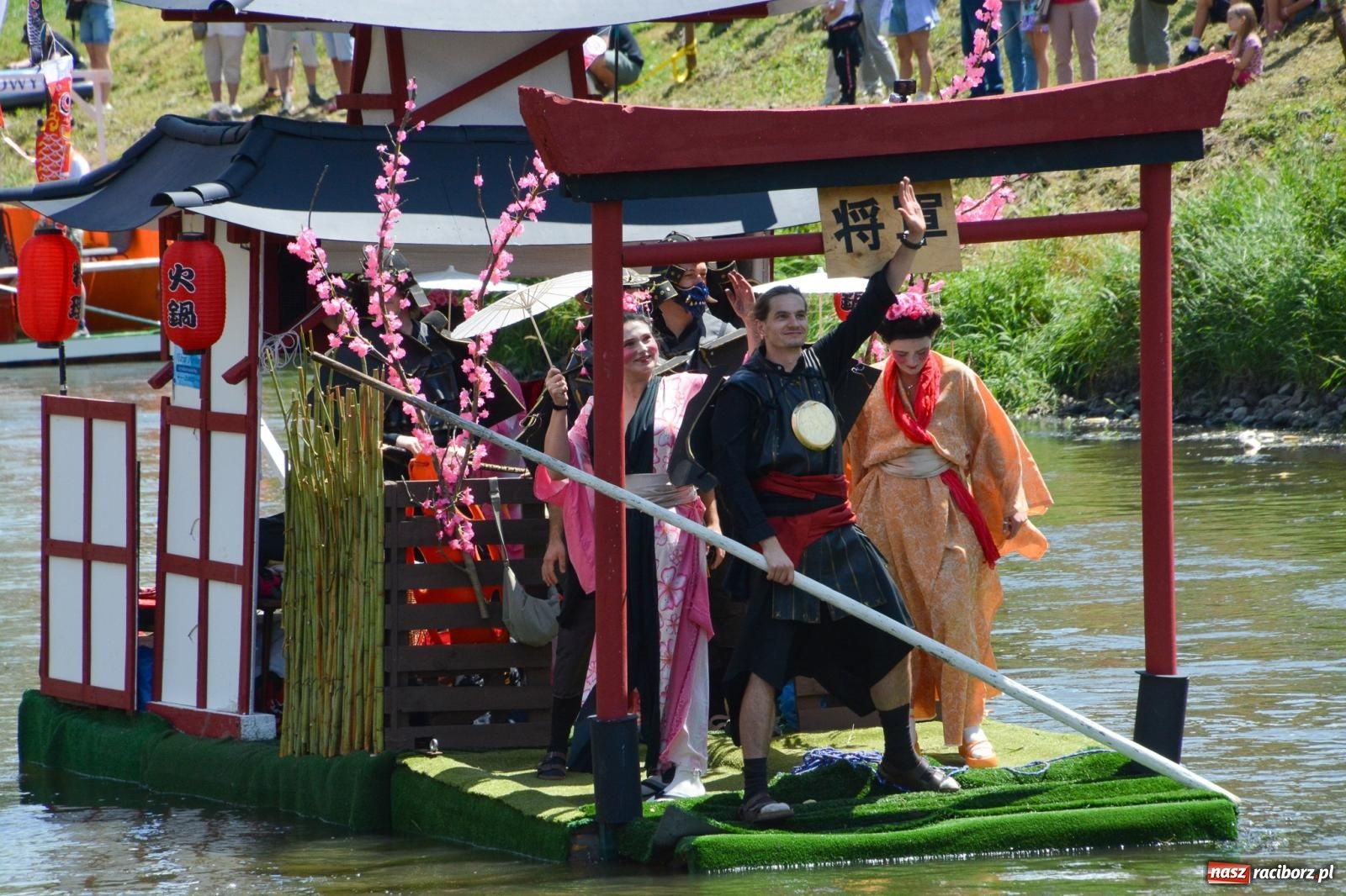 Zdjęcie w galerii na portalu naszraciborz.pl: Pływadła 2025 wypłynęły spod raciborskiego zamku. Viadrus i Chrobry symbolami Odry oraz I Misteria Piastorum na zamku wiadomości z regionu