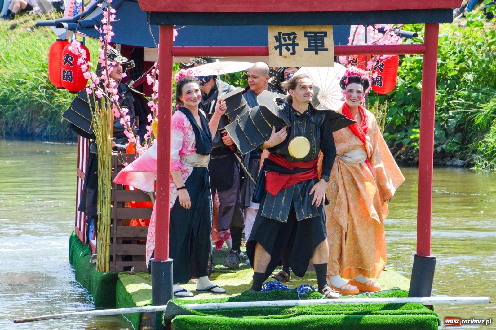 Zdjęcie w galerii na portalu naszraciborz.pl: Pływadła 2025 wypłynęły spod raciborskiego zamku. Viadrus i Chrobry symbolami Odry oraz I Misteria Piastorum na zamku wiadomości z regionu