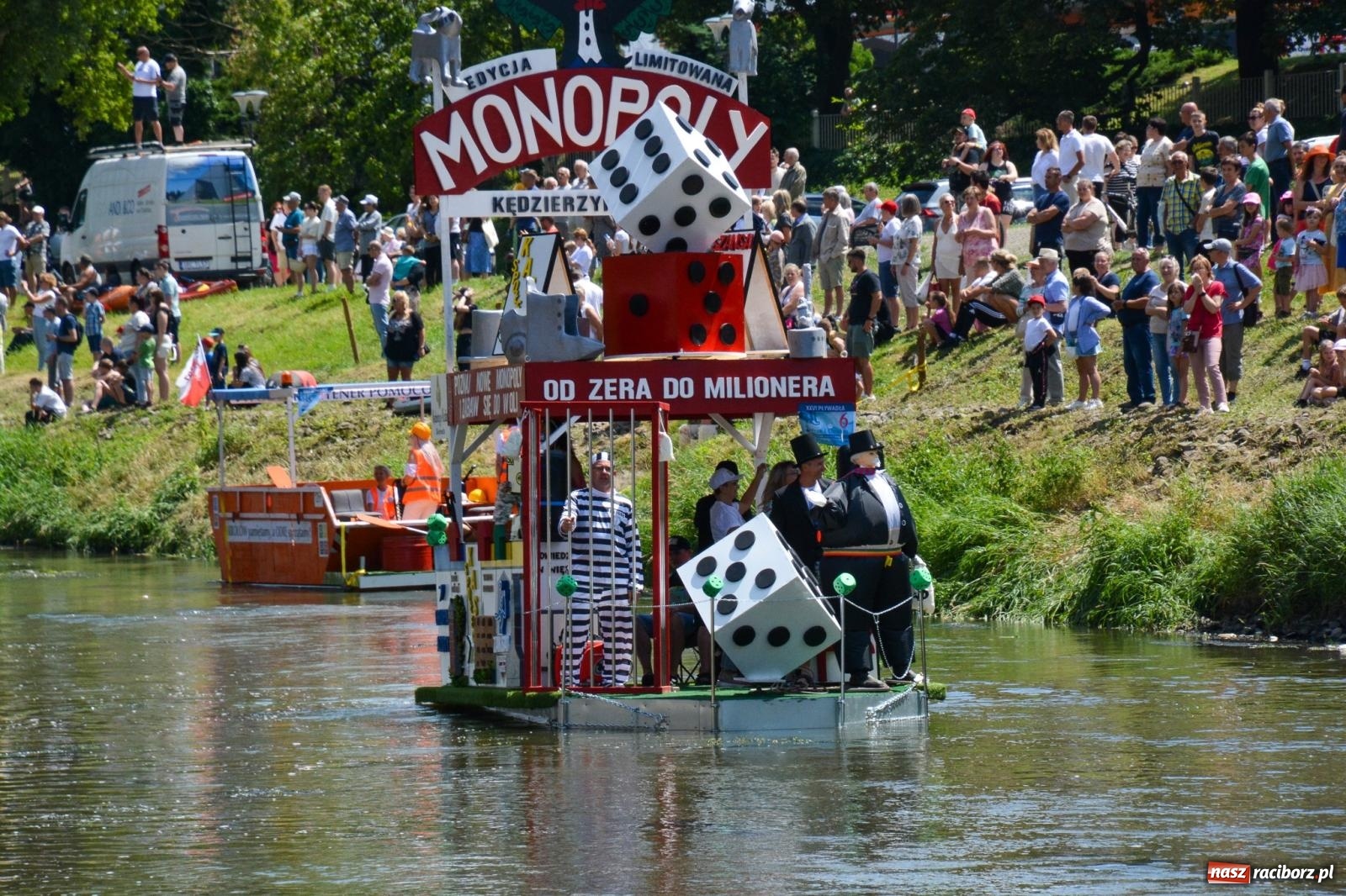 Zdjęcie w galerii na portalu naszraciborz.pl: Pływadła 2025 wypłynęły spod raciborskiego zamku. Viadrus i Chrobry symbolami Odry oraz I Misteria Piastorum na zamku wiadomości z regionu