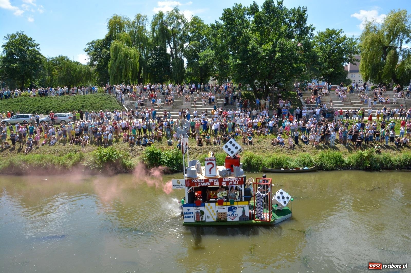 Zdjęcie w galerii na portalu naszraciborz.pl: Pływadła 2025 wypłynęły spod raciborskiego zamku. Viadrus i Chrobry symbolami Odry oraz I Misteria Piastorum na zamku wiadomości z regionu