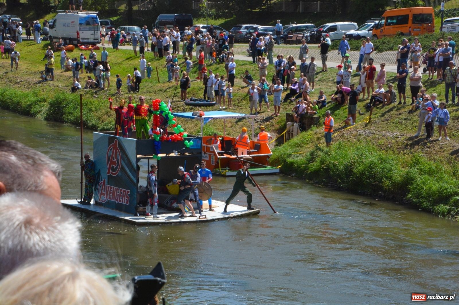 Zdjęcie w galerii na portalu naszraciborz.pl: Pływadła 2025 wypłynęły spod raciborskiego zamku. Viadrus i Chrobry symbolami Odry oraz I Misteria Piastorum na zamku wiadomości z regionu