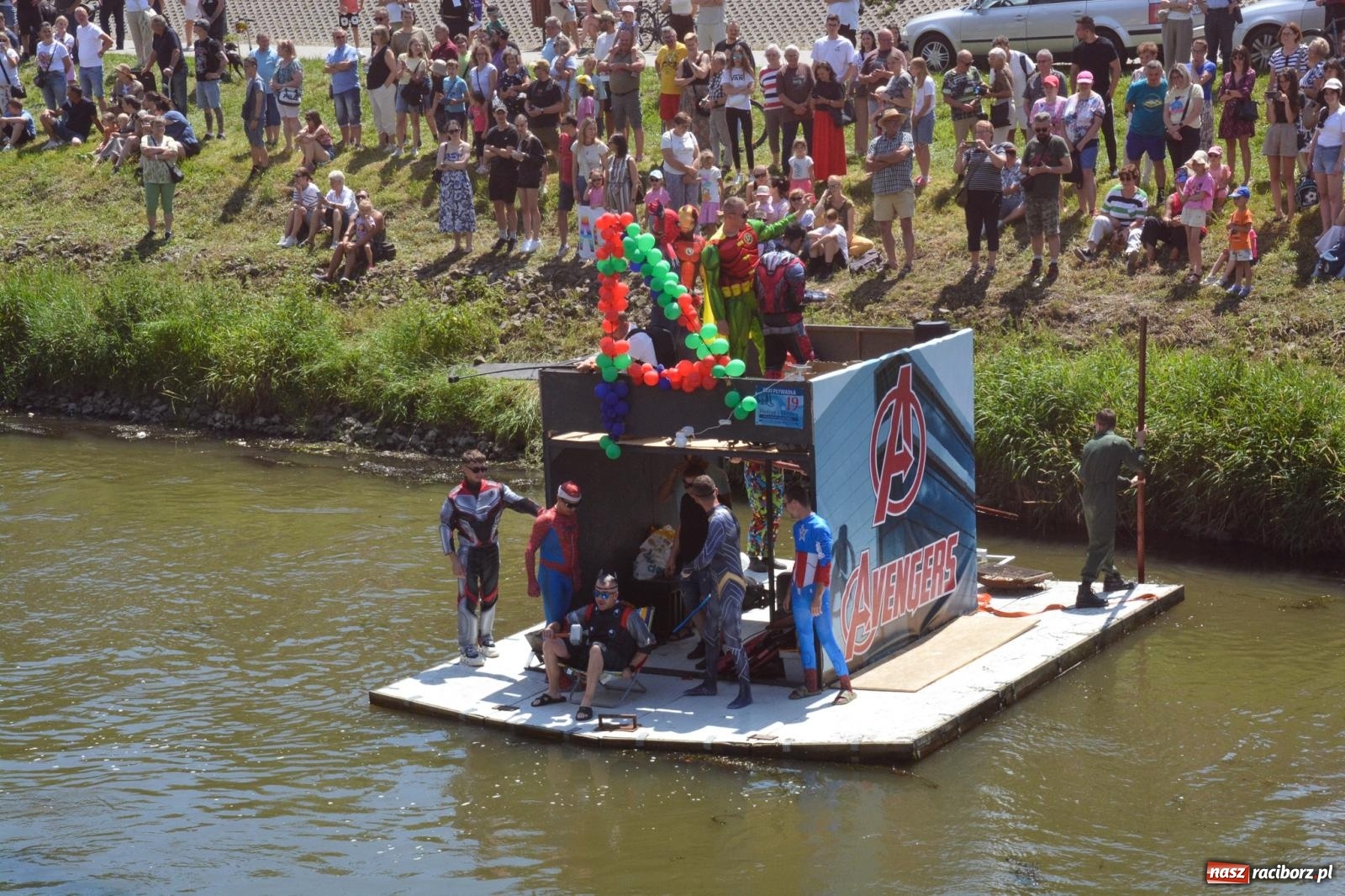 Zdjęcie w galerii na portalu naszraciborz.pl: Pływadła 2025 wypłynęły spod raciborskiego zamku. Viadrus i Chrobry symbolami Odry oraz I Misteria Piastorum na zamku wiadomości z regionu