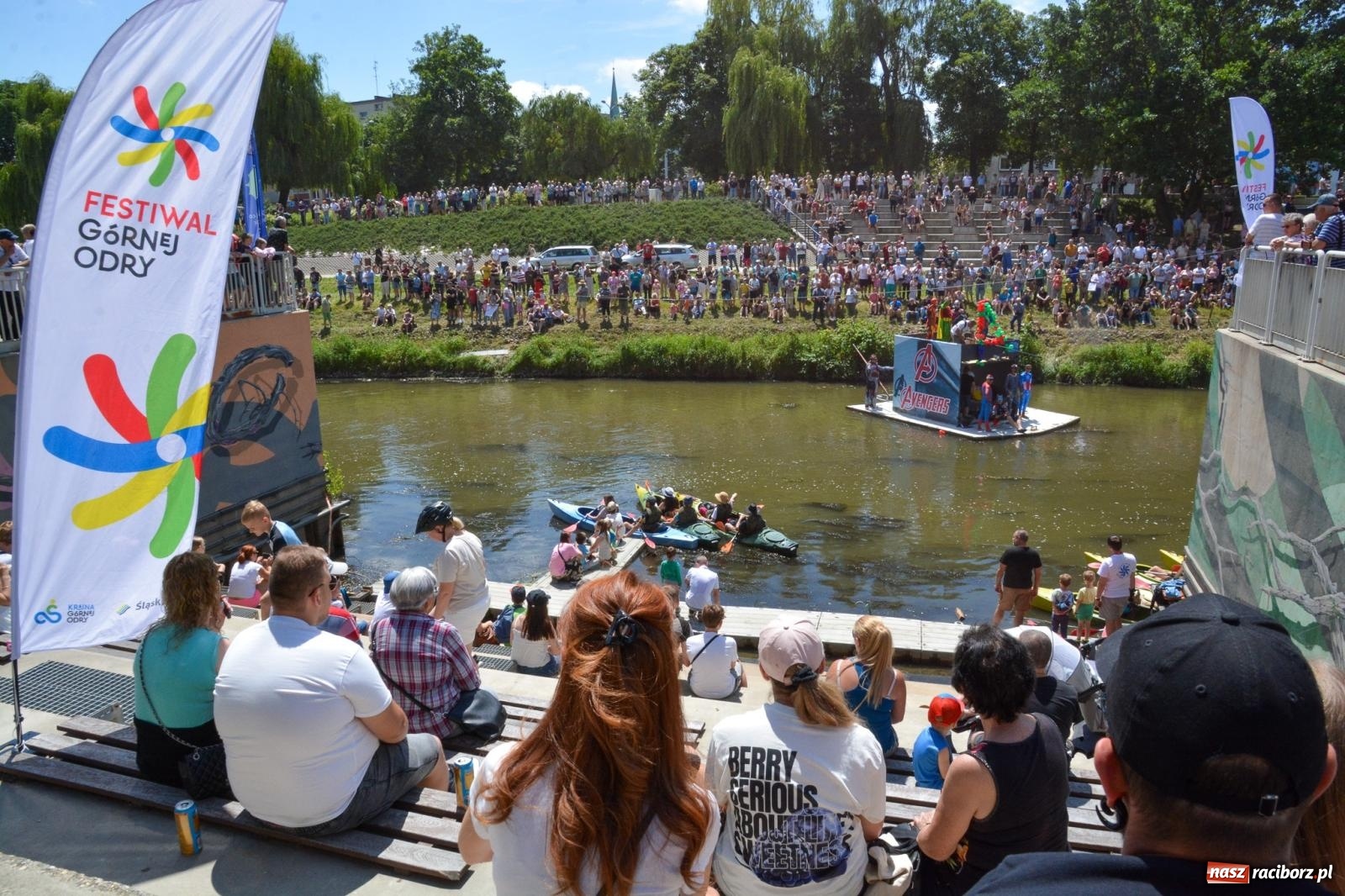Zdjęcie w galerii na portalu naszraciborz.pl: Pływadła 2025 wypłynęły spod raciborskiego zamku. Viadrus i Chrobry symbolami Odry oraz I Misteria Piastorum na zamku wiadomości z regionu