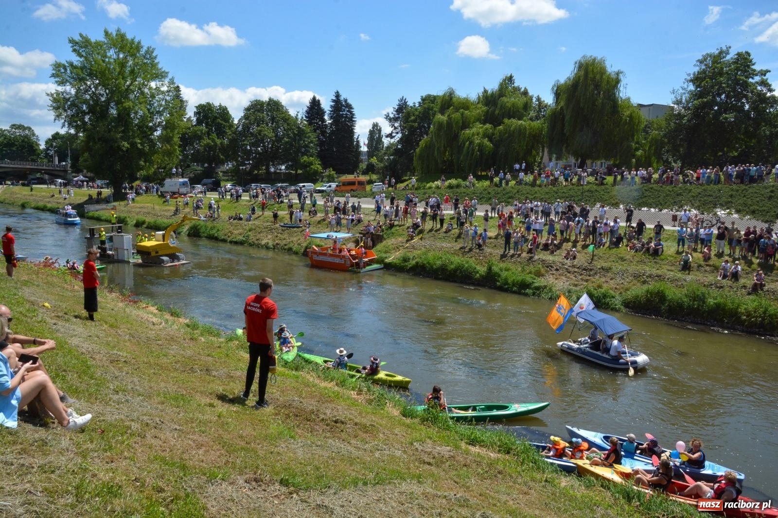 Zdjęcie w galerii na portalu naszraciborz.pl: Pływadła 2025 wypłynęły spod raciborskiego zamku. Viadrus i Chrobry symbolami Odry oraz I Misteria Piastorum na zamku wiadomości z regionu