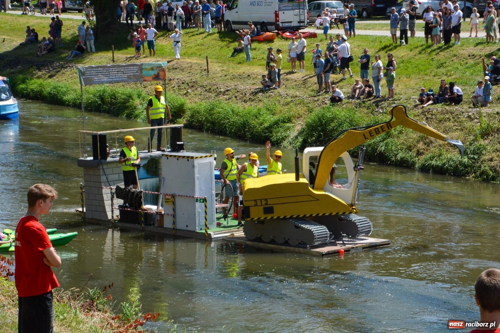 Zdjęcie w galerii na portalu naszraciborz.pl: Pływadła 2025 wypłynęły spod raciborskiego zamku. Viadrus i Chrobry symbolami Odry oraz I Misteria Piastorum na zamku wiadomości z regionu