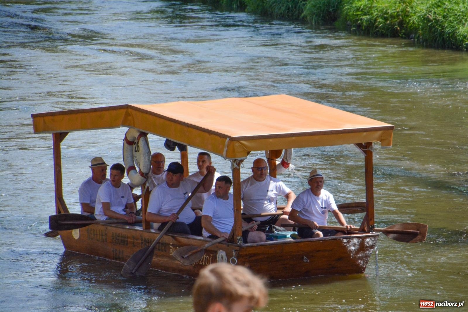 Zdjęcie w galerii na portalu naszraciborz.pl: Pływadła 2025 wypłynęły spod raciborskiego zamku. Viadrus i Chrobry symbolami Odry oraz I Misteria Piastorum na zamku wiadomości z regionu