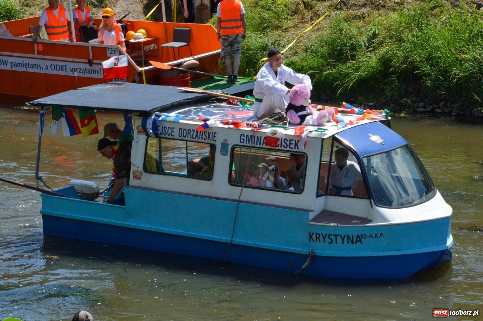 Zdjęcie w galerii na portalu naszraciborz.pl: Pływadła 2025 wypłynęły spod raciborskiego zamku. Viadrus i Chrobry symbolami Odry oraz I Misteria Piastorum na zamku wiadomości z regionu