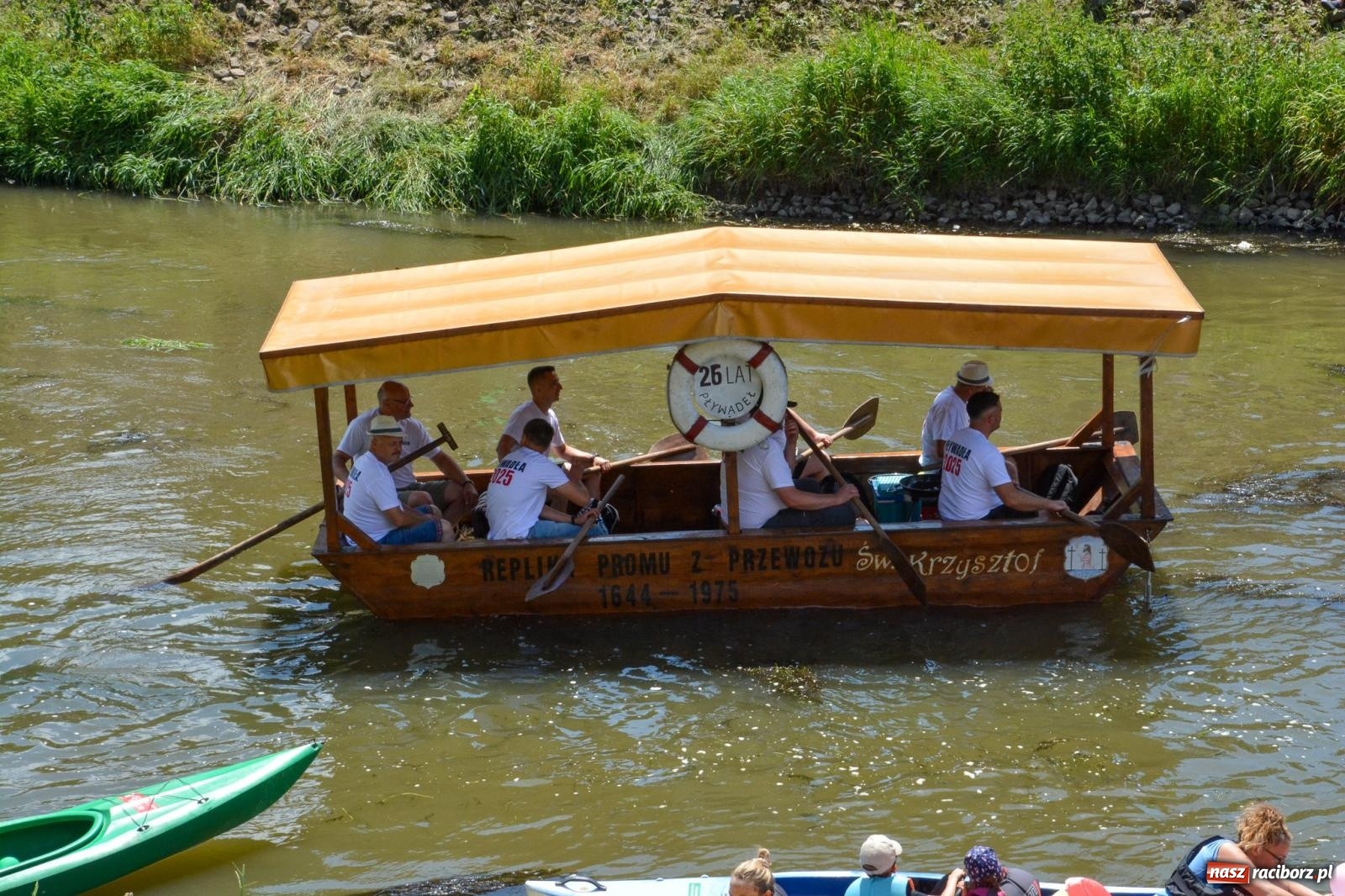 Zdjęcie w galerii na portalu naszraciborz.pl: Pływadła 2025 wypłynęły spod raciborskiego zamku. Viadrus i Chrobry symbolami Odry oraz I Misteria Piastorum na zamku wiadomości z regionu