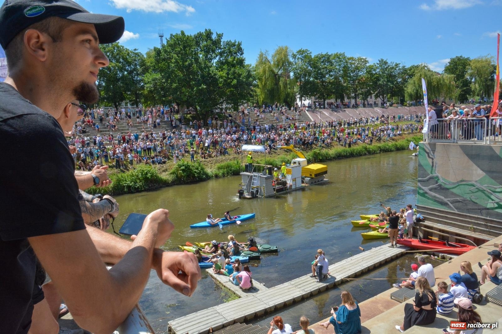 Zdjęcie w galerii na portalu naszraciborz.pl: Pływadła 2025 wypłynęły spod raciborskiego zamku. Viadrus i Chrobry symbolami Odry oraz I Misteria Piastorum na zamku wiadomości z regionu