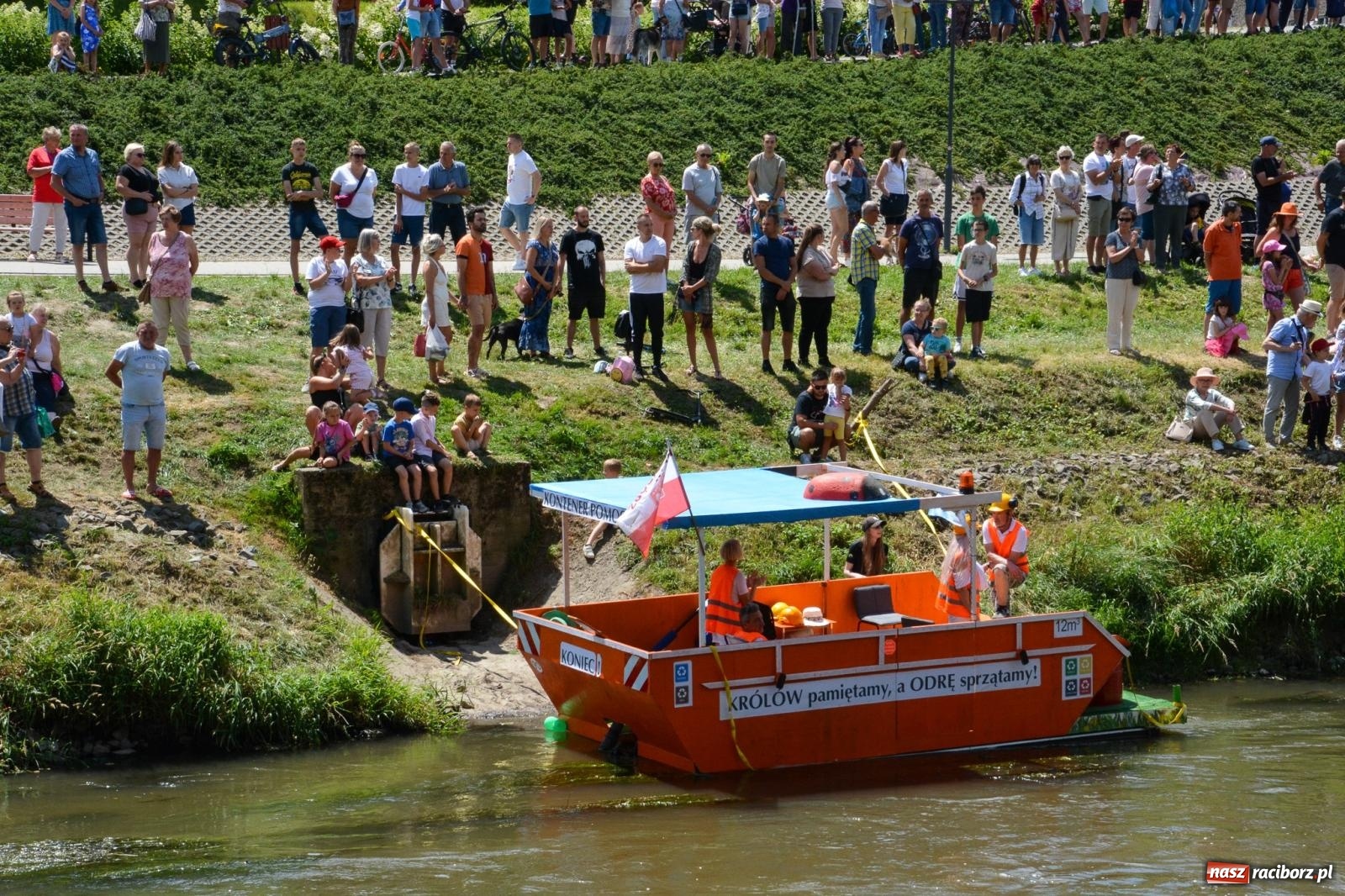 Zdjęcie w galerii na portalu naszraciborz.pl: Pływadła 2025 wypłynęły spod raciborskiego zamku. Viadrus i Chrobry symbolami Odry oraz I Misteria Piastorum na zamku wiadomości z regionu
