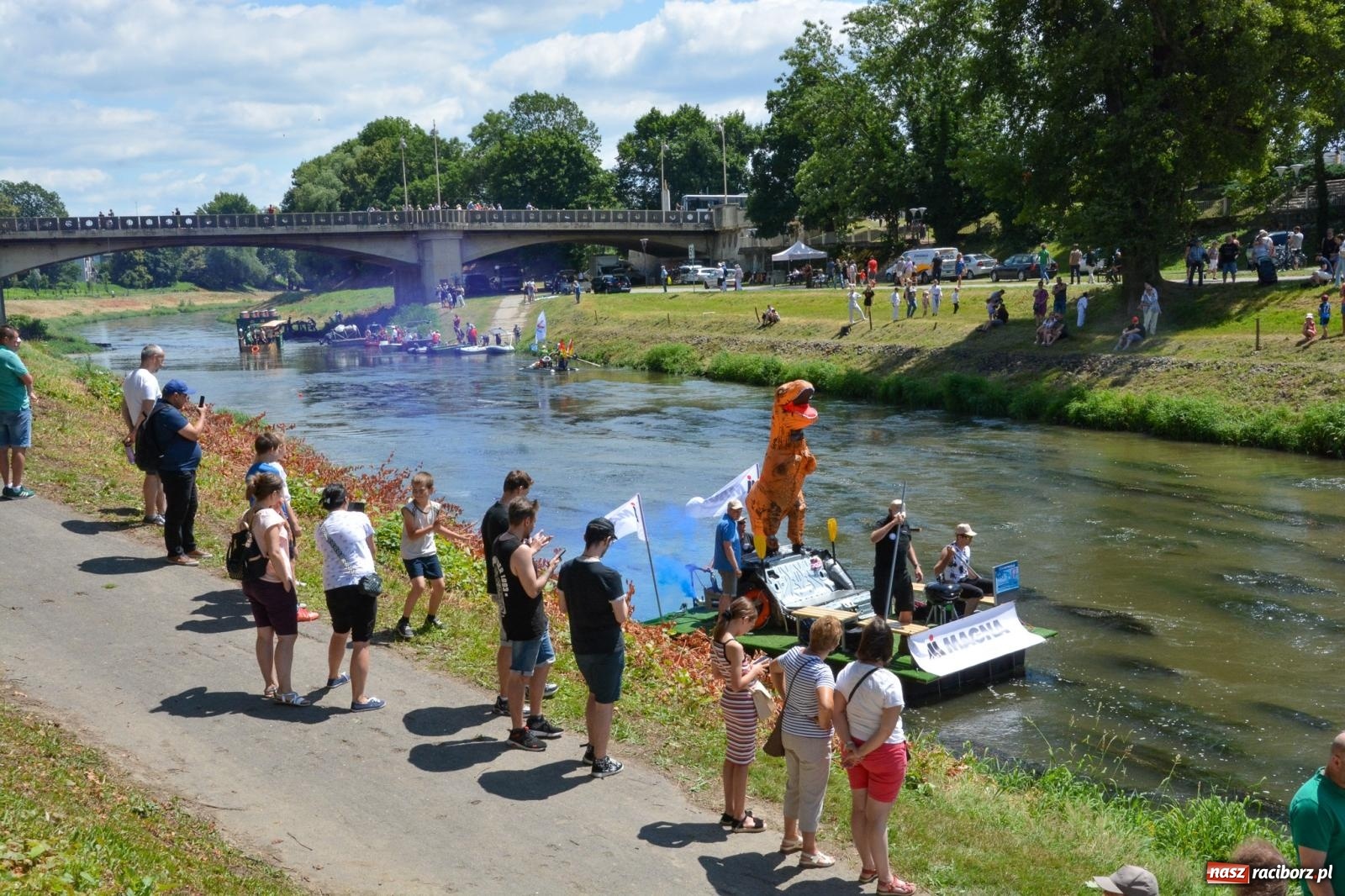 Zdjęcie w galerii na portalu naszraciborz.pl: Pływadła 2025 wypłynęły spod raciborskiego zamku. Viadrus i Chrobry symbolami Odry oraz I Misteria Piastorum na zamku wiadomości z regionu
