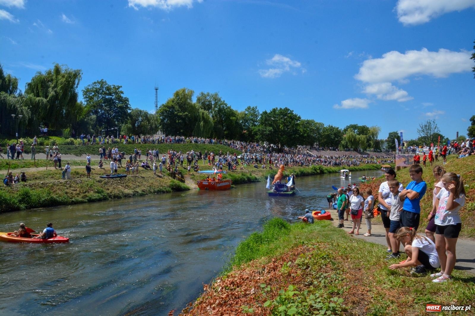 Zdjęcie w galerii na portalu naszraciborz.pl: Pływadła 2025 wypłynęły spod raciborskiego zamku. Viadrus i Chrobry symbolami Odry oraz I Misteria Piastorum na zamku wiadomości z regionu