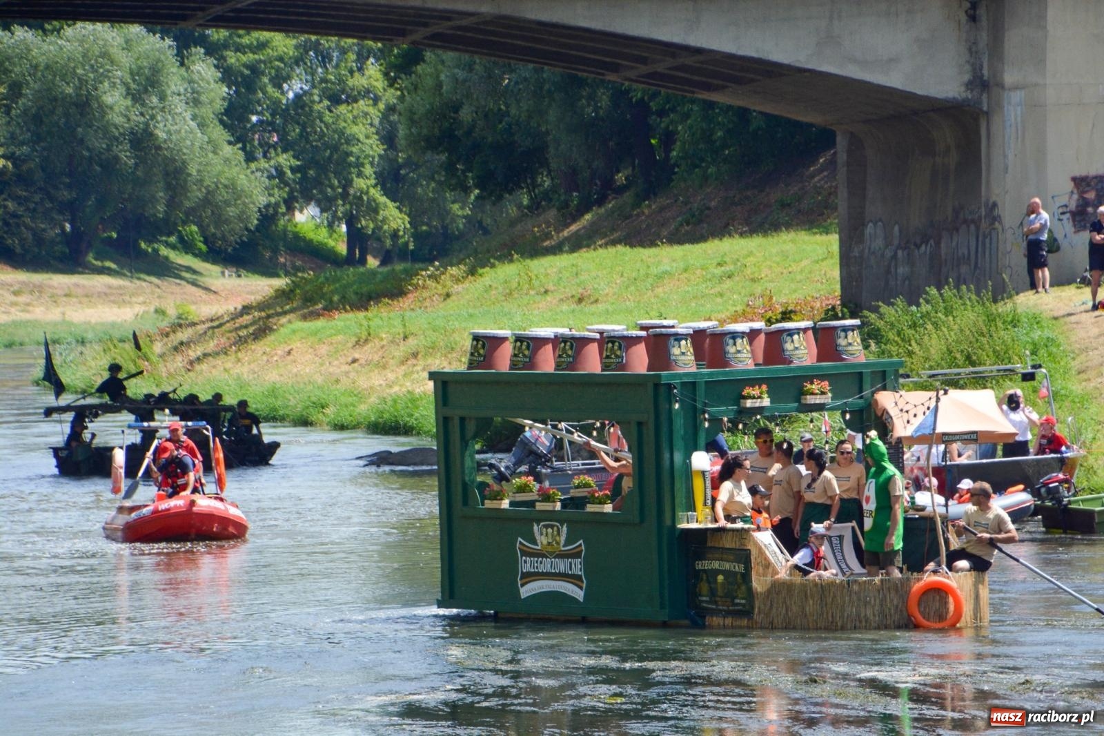 Zdjęcie w galerii na portalu naszraciborz.pl: Pływadła 2025 wypłynęły spod raciborskiego zamku. Viadrus i Chrobry symbolami Odry oraz I Misteria Piastorum na zamku wiadomości z regionu