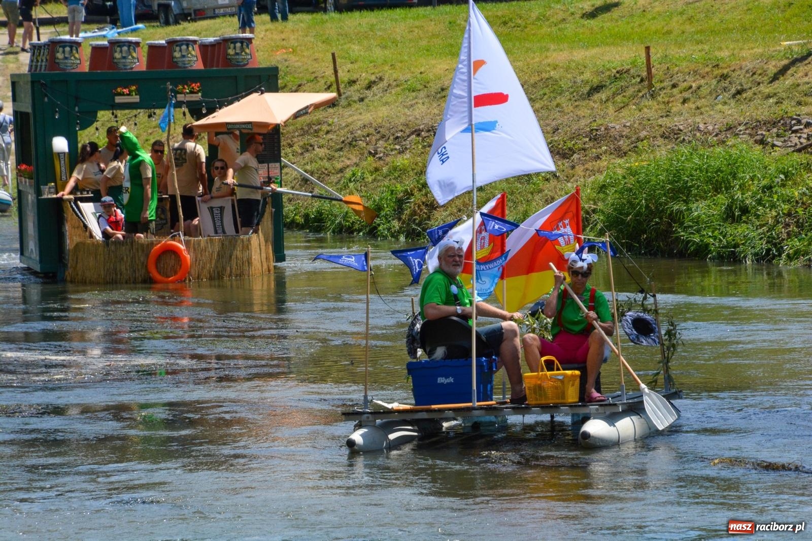 Zdjęcie w galerii na portalu naszraciborz.pl: Pływadła 2025 wypłynęły spod raciborskiego zamku. Viadrus i Chrobry symbolami Odry oraz I Misteria Piastorum na zamku wiadomości z regionu