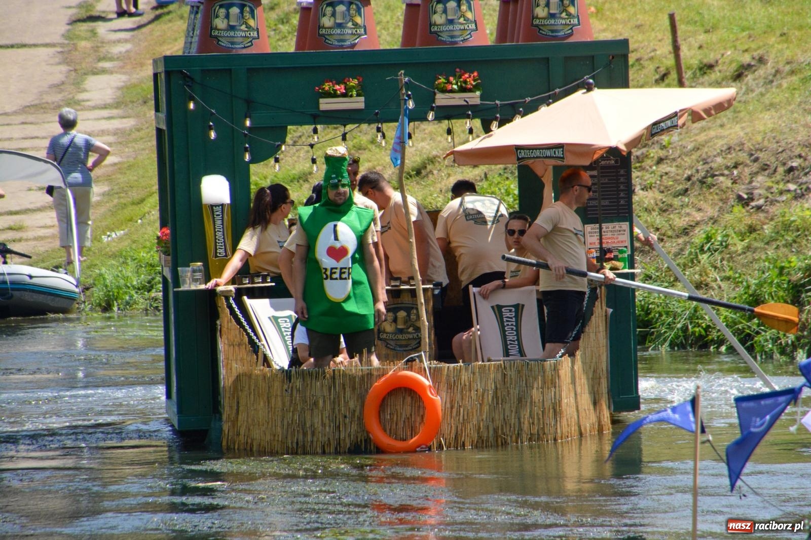 Zdjęcie w galerii na portalu naszraciborz.pl: Pływadła 2025 wypłynęły spod raciborskiego zamku. Viadrus i Chrobry symbolami Odry oraz I Misteria Piastorum na zamku wiadomości z regionu