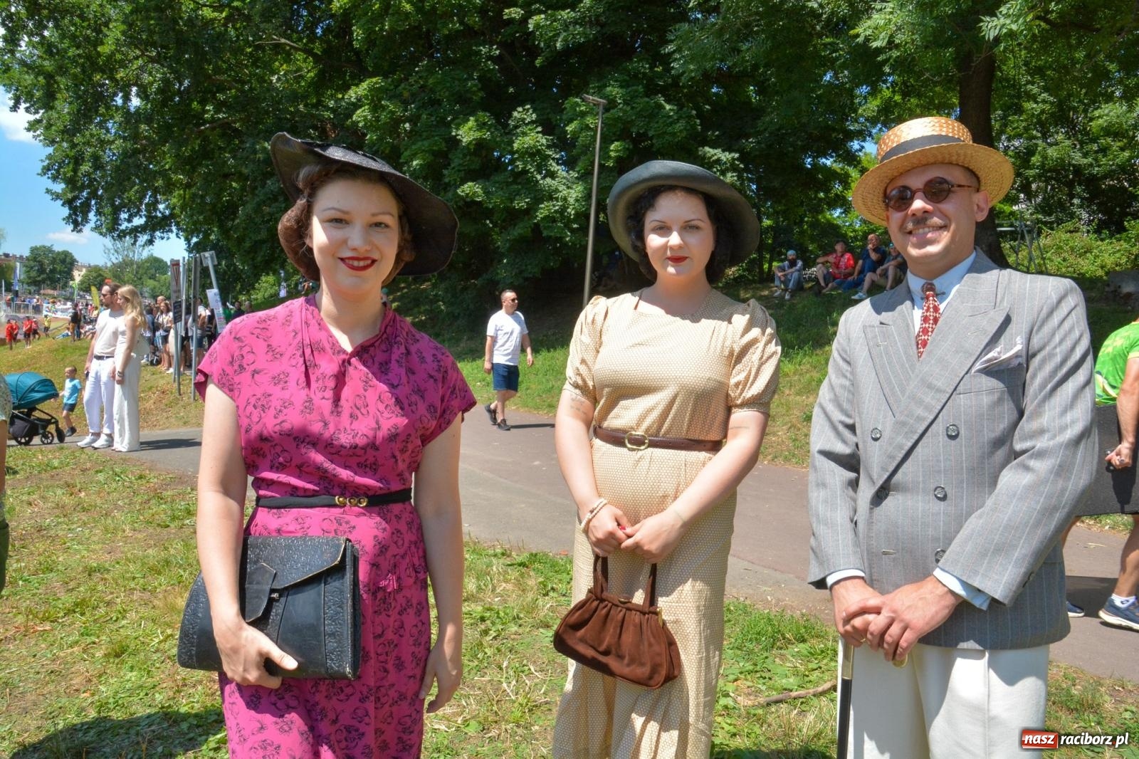 Zdjęcie w galerii na portalu naszraciborz.pl: Pływadła 2025 wypłynęły spod raciborskiego zamku. Viadrus i Chrobry symbolami Odry oraz I Misteria Piastorum na zamku wiadomości z regionu