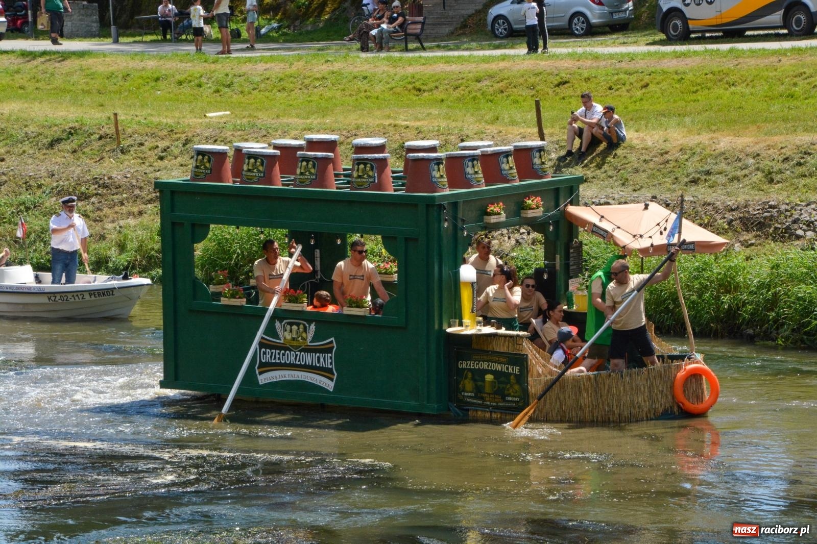 Zdjęcie w galerii na portalu naszraciborz.pl: Pływadła 2025 wypłynęły spod raciborskiego zamku. Viadrus i Chrobry symbolami Odry oraz I Misteria Piastorum na zamku wiadomości z regionu