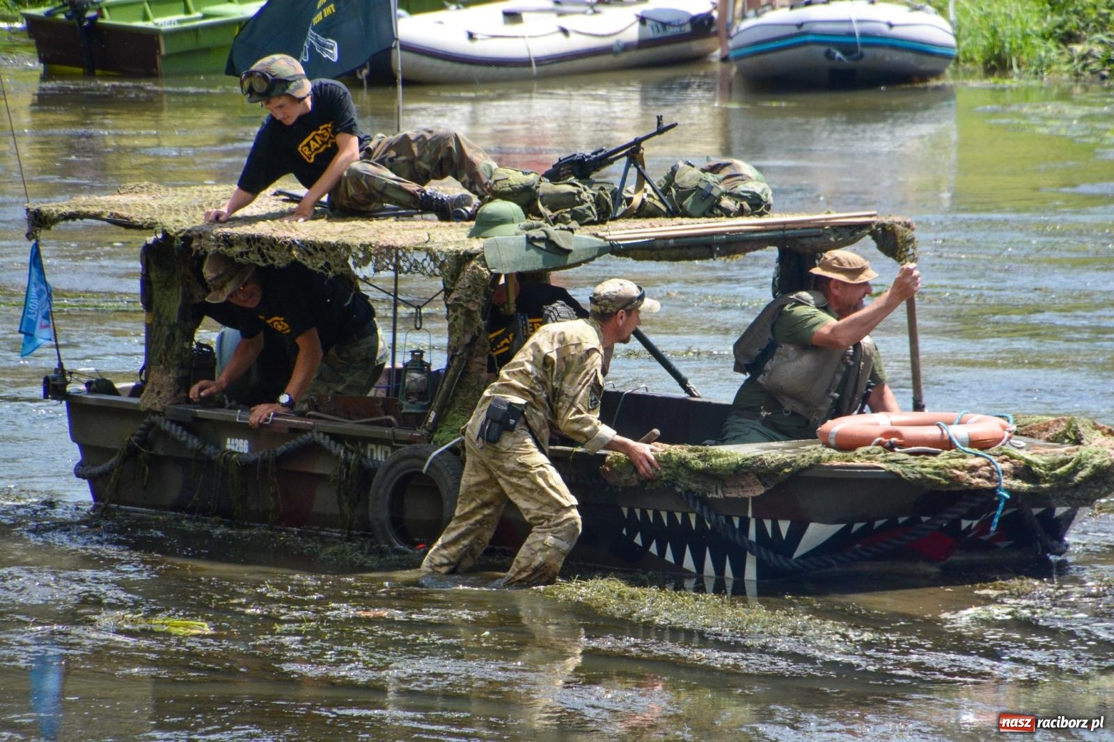 Zdjęcie w galerii na portalu naszraciborz.pl: Pływadła 2025 wypłynęły spod raciborskiego zamku. Viadrus i Chrobry symbolami Odry oraz I Misteria Piastorum na zamku wiadomości z regionu