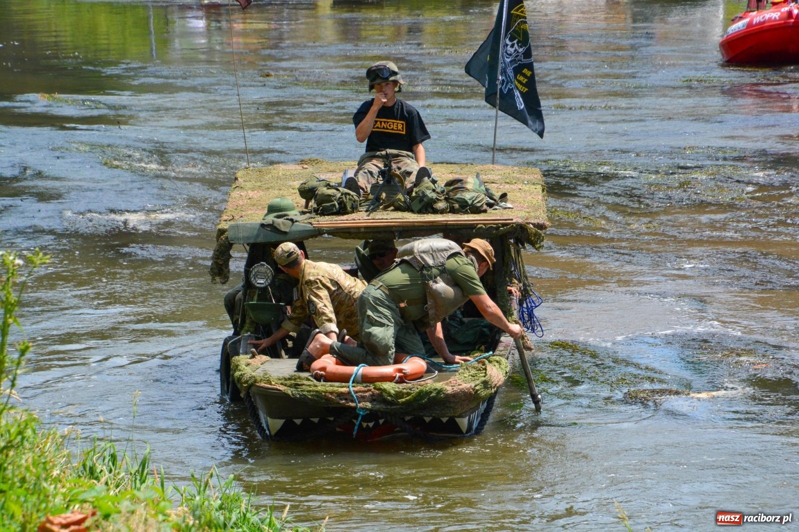 Zdjęcie w galerii na portalu naszraciborz.pl: Pływadła 2025 wypłynęły spod raciborskiego zamku. Viadrus i Chrobry symbolami Odry oraz I Misteria Piastorum na zamku wiadomości z regionu