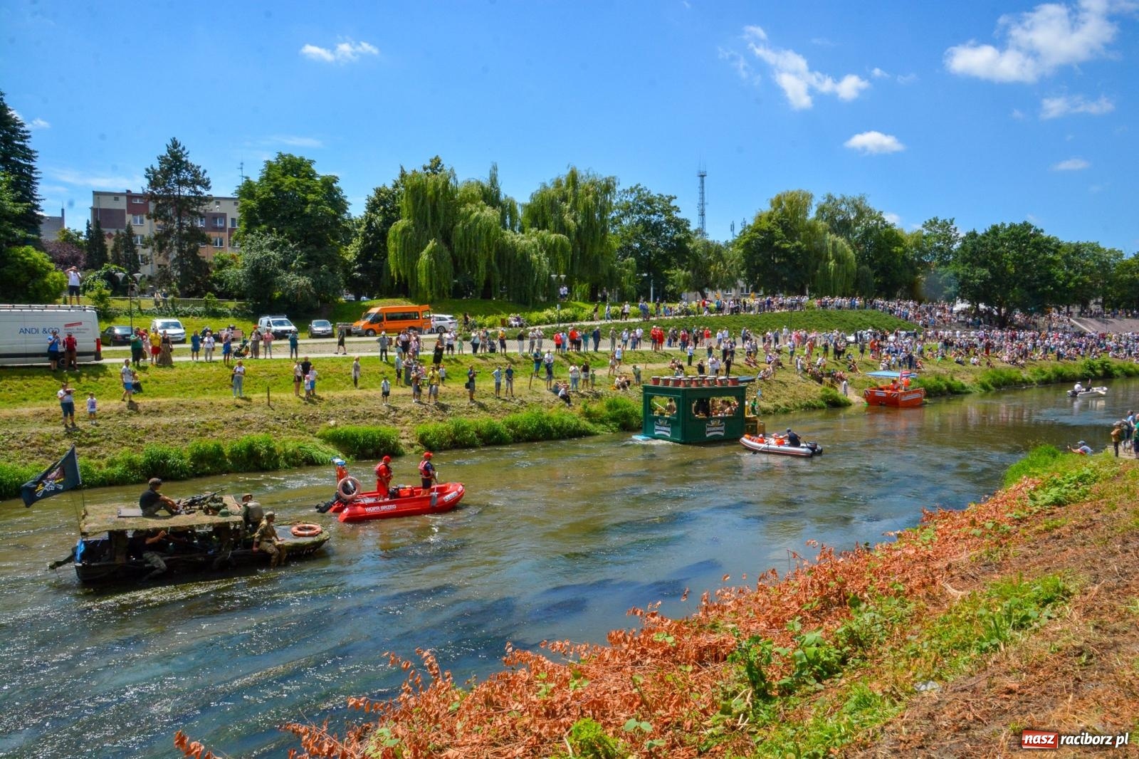 Zdjęcie w galerii na portalu naszraciborz.pl: Pływadła 2025 wypłynęły spod raciborskiego zamku. Viadrus i Chrobry symbolami Odry oraz I Misteria Piastorum na zamku wiadomości z regionu