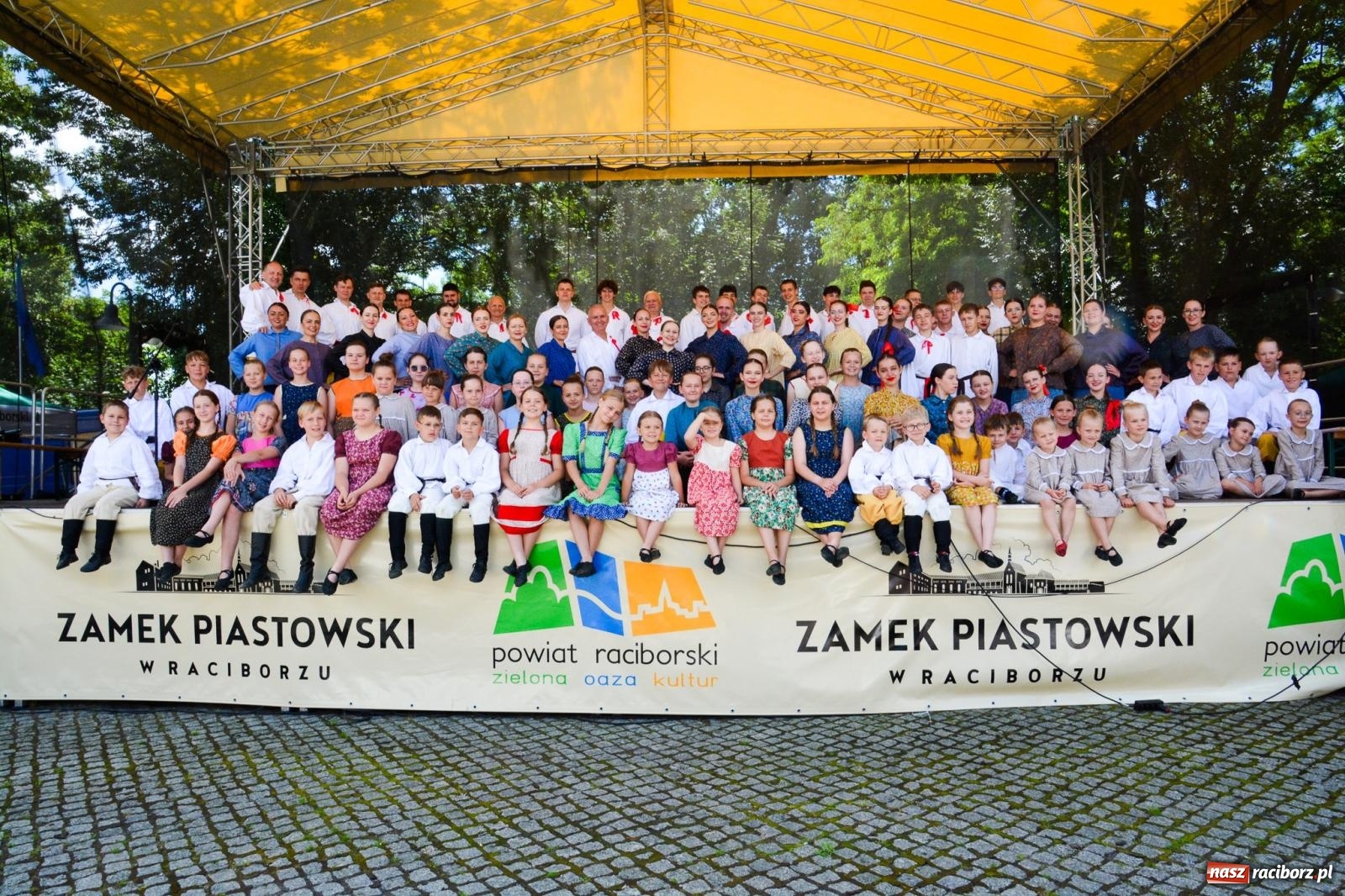 Zdjęcie w galerii na portalu naszraciborz.pl: Pływadła 2025 wypłynęły spod raciborskiego zamku. Viadrus i Chrobry symbolami Odry oraz I Misteria Piastorum na zamku wiadomości z regionu