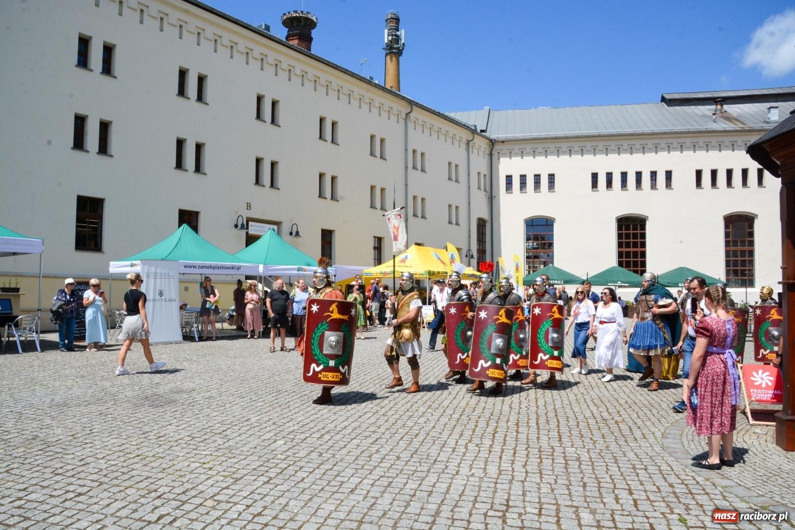 Zdjęcie w galerii na portalu naszraciborz.pl: Pływadła 2025 wypłynęły spod raciborskiego zamku. Viadrus i Chrobry symbolami Odry oraz I Misteria Piastorum na zamku wiadomości z regionu
