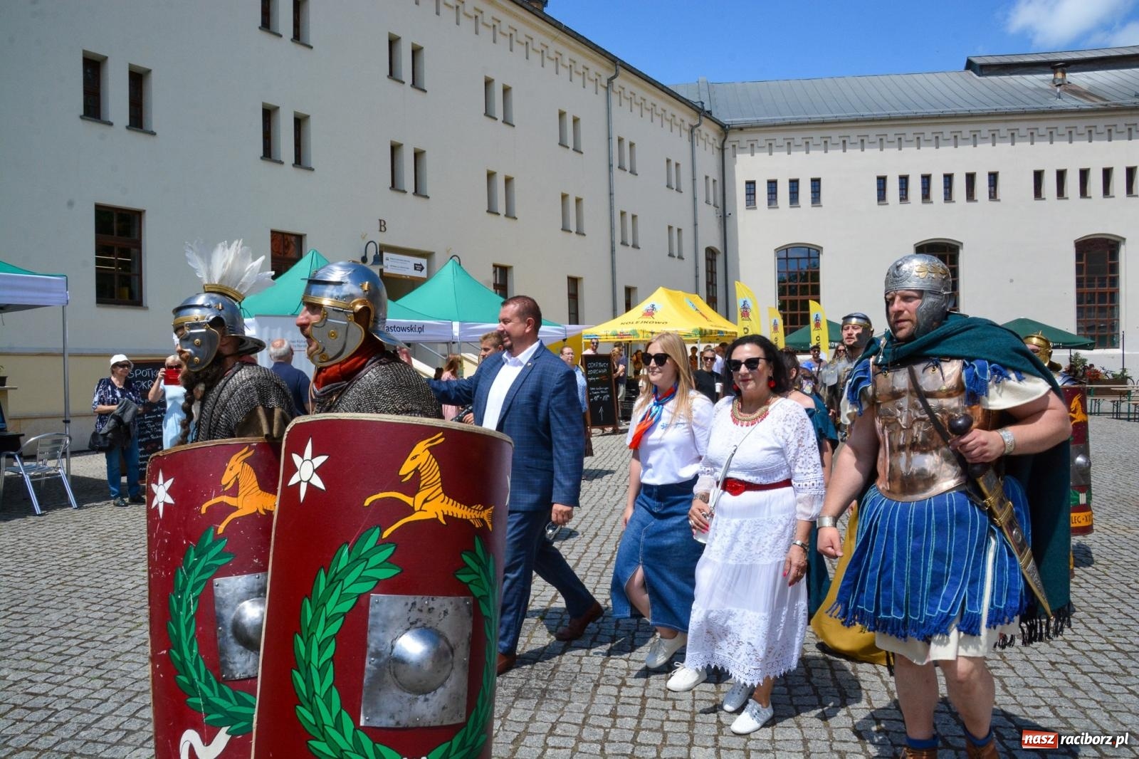 Zdjęcie w galerii na portalu naszraciborz.pl: Pływadła 2025 wypłynęły spod raciborskiego zamku. Viadrus i Chrobry symbolami Odry oraz I Misteria Piastorum na zamku wiadomości z regionu