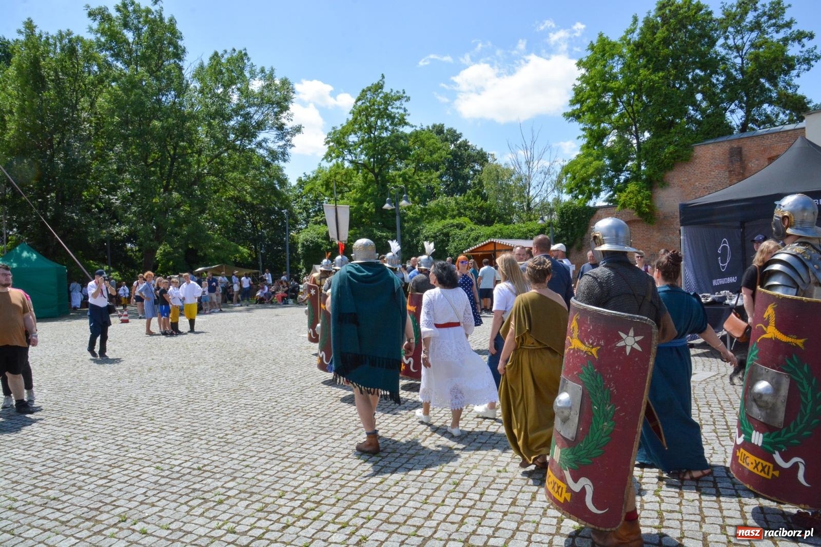 Zdjęcie w galerii na portalu naszraciborz.pl: Pływadła 2025 wypłynęły spod raciborskiego zamku. Viadrus i Chrobry symbolami Odry oraz I Misteria Piastorum na zamku wiadomości z regionu