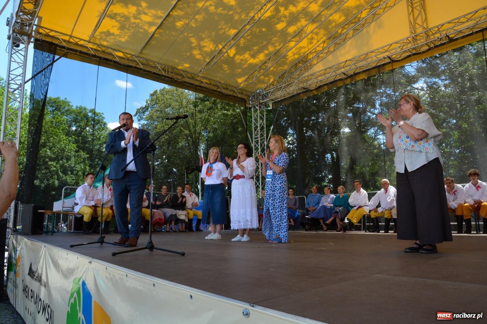 Zdjęcie w galerii na portalu naszraciborz.pl: Pływadła 2025 wypłynęły spod raciborskiego zamku. Viadrus i Chrobry symbolami Odry oraz I Misteria Piastorum na zamku wiadomości z regionu