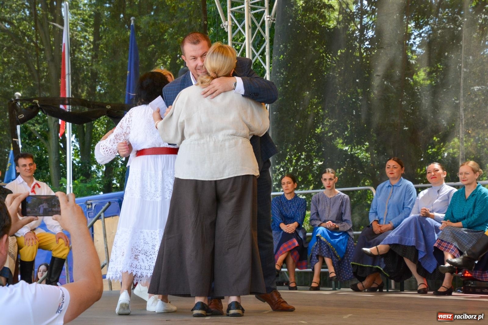 Zdjęcie w galerii na portalu naszraciborz.pl: Pływadła 2025 wypłynęły spod raciborskiego zamku. Viadrus i Chrobry symbolami Odry oraz I Misteria Piastorum na zamku wiadomości z regionu