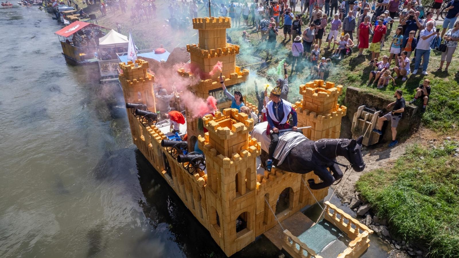Zdjęcie w galerii na portalu naszraciborz.pl: Pływadło na bis. Jedyna taka flota w Polsce znów na Odrze [FOTO i WIDEO] wiadomości z regionu