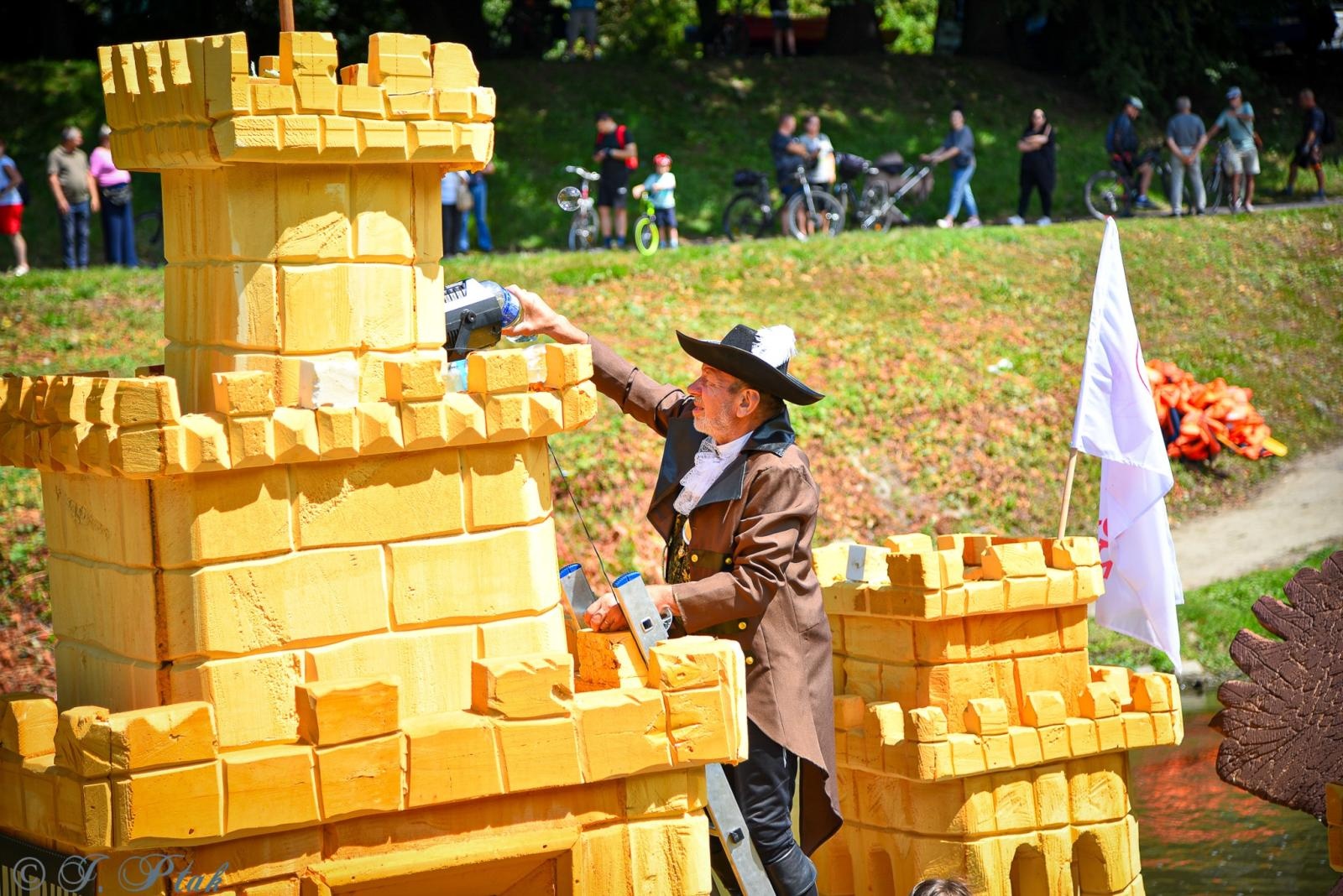 Zdjęcie w galerii na portalu naszraciborz.pl: Pływadło na bis. Jedyna taka flota w Polsce znów na Odrze [FOTO i WIDEO] wiadomości z regionu