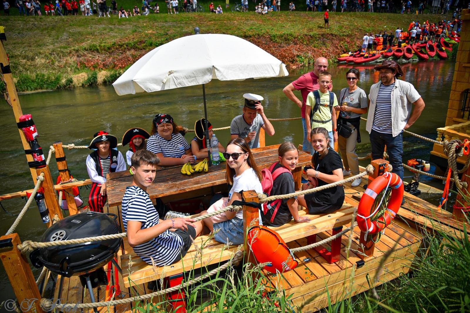 Zdjęcie w galerii na portalu naszraciborz.pl: Pływadło na bis. Jedyna taka flota w Polsce znów na Odrze [FOTO i WIDEO] wiadomości z regionu