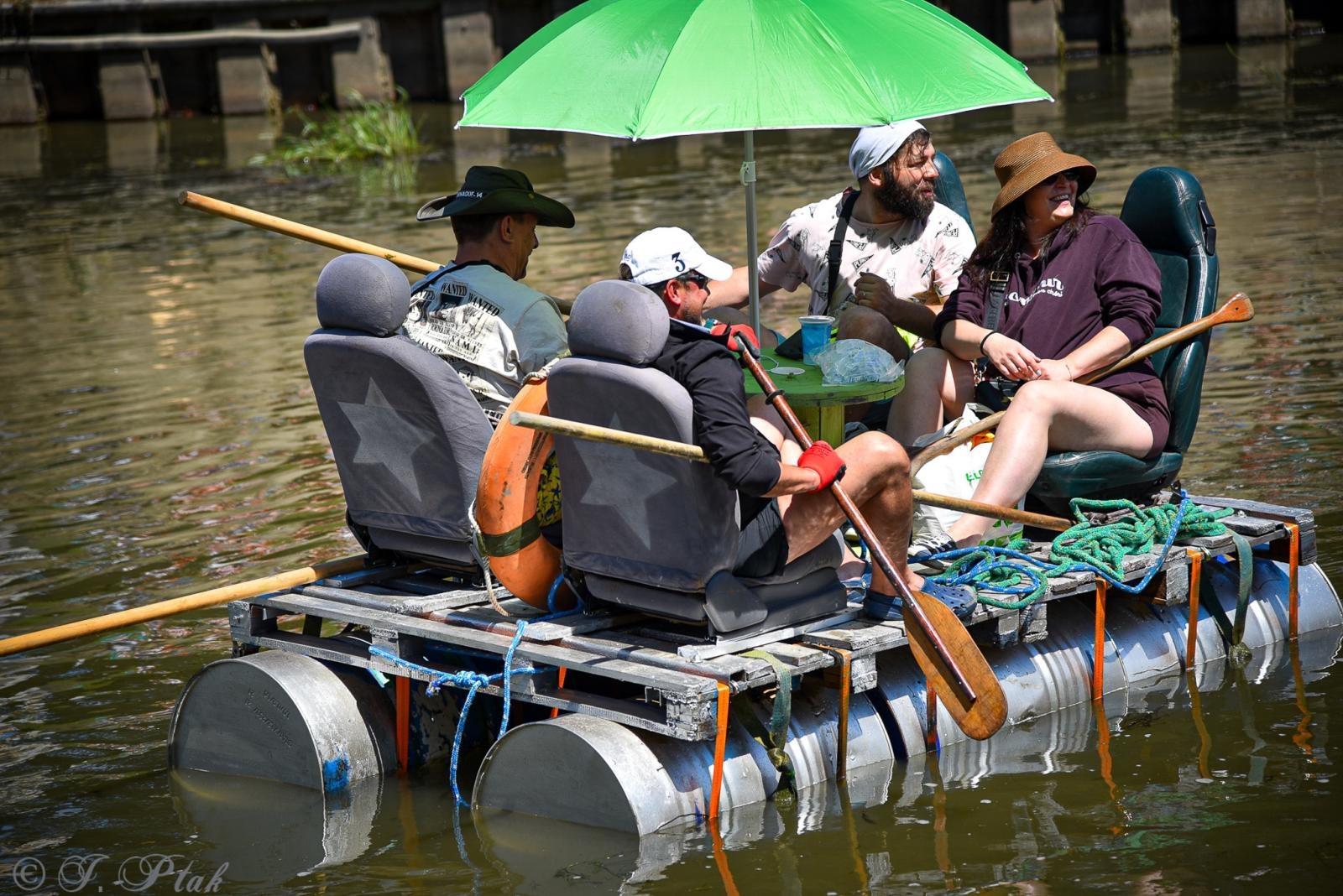 Zdjęcie w galerii na portalu naszraciborz.pl: Pływadło na bis. Jedyna taka flota w Polsce znów na Odrze [FOTO i WIDEO] wiadomości z regionu