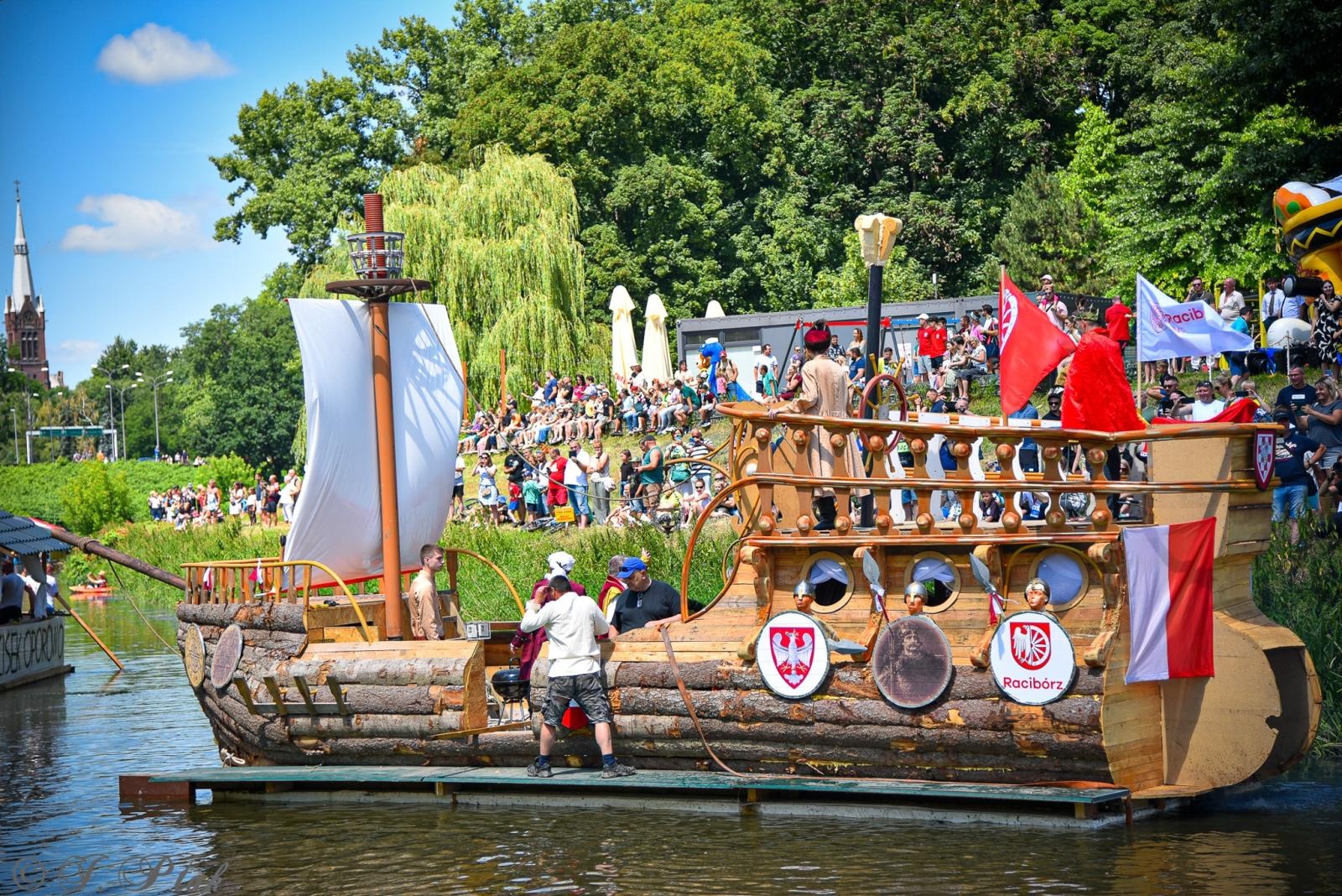 Zdjęcie w galerii na portalu naszraciborz.pl: Pływadło na bis. Jedyna taka flota w Polsce znów na Odrze [FOTO i WIDEO] wiadomości z regionu