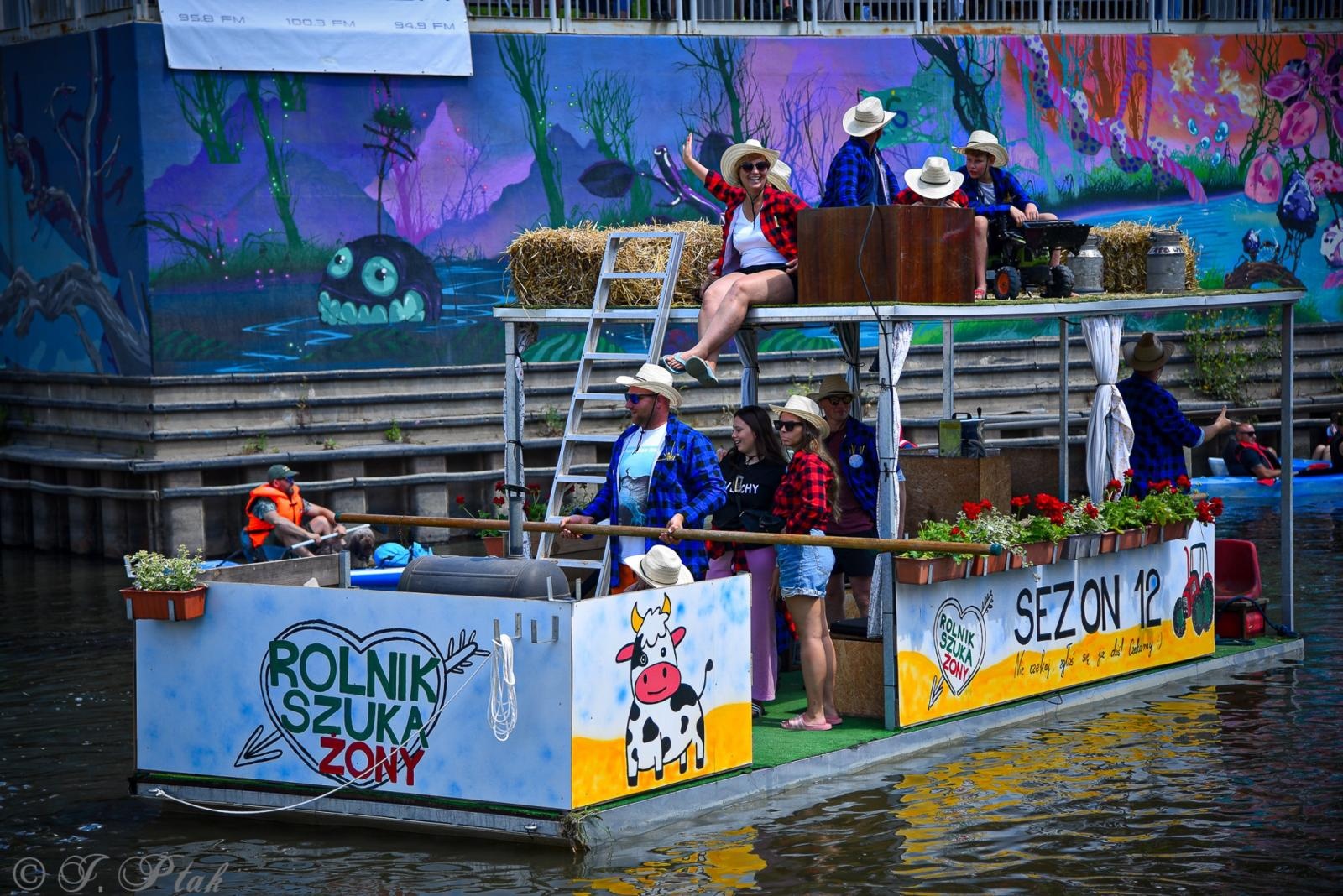 Zdjęcie w galerii na portalu naszraciborz.pl: Pływadło na bis. Jedyna taka flota w Polsce znów na Odrze [FOTO i WIDEO] wiadomości z regionu