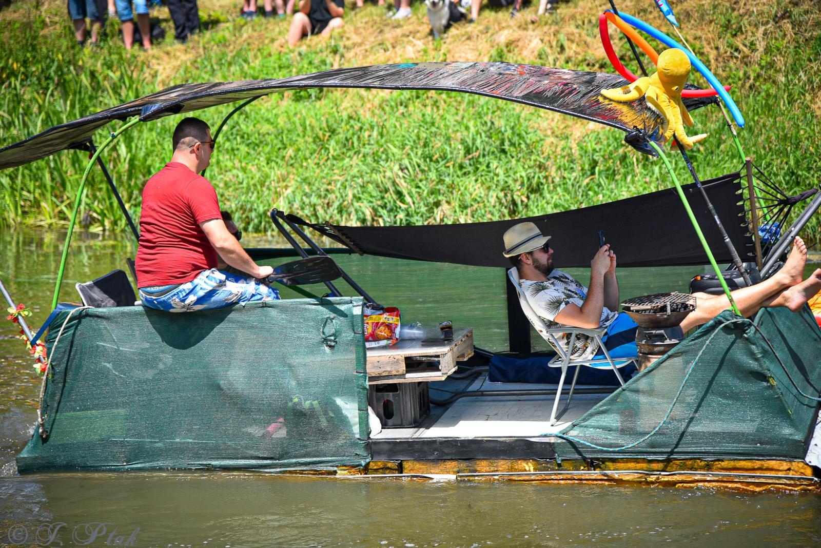Zdjęcie w galerii na portalu naszraciborz.pl: Pływadło na bis. Jedyna taka flota w Polsce znów na Odrze [FOTO i WIDEO] wiadomości z regionu