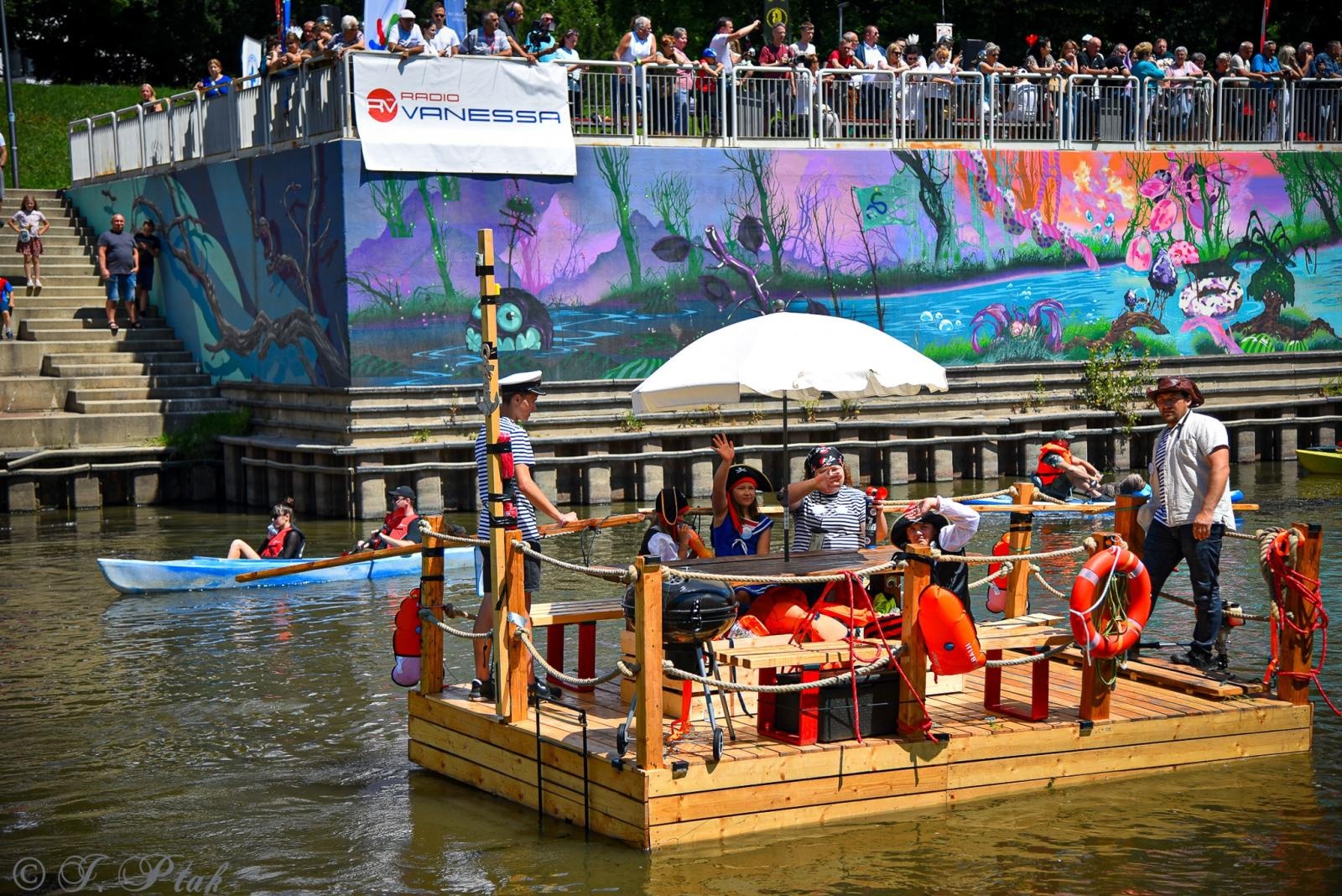 Zdjęcie w galerii na portalu naszraciborz.pl: Pływadło na bis. Jedyna taka flota w Polsce znów na Odrze [FOTO i WIDEO] wiadomości z regionu