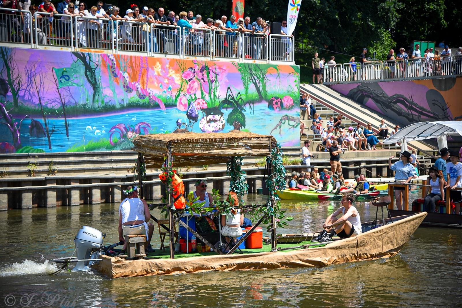 Zdjęcie w galerii na portalu naszraciborz.pl: Pływadło na bis. Jedyna taka flota w Polsce znów na Odrze [FOTO i WIDEO] wiadomości z regionu