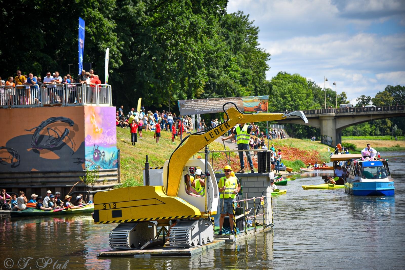 Zdjęcie w galerii na portalu naszraciborz.pl: Pływadło na bis. Jedyna taka flota w Polsce znów na Odrze [FOTO i WIDEO] wiadomości z regionu